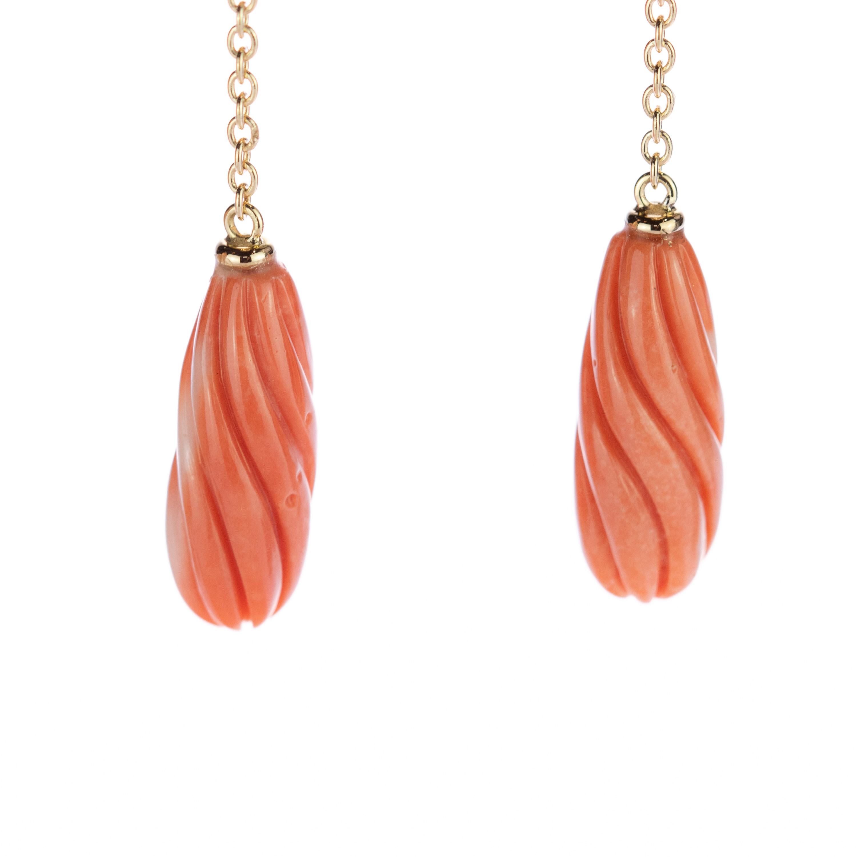 Lachsfarbene natürliche Koralle Spiral geschnitzte lange Tropfen 18 Karat Gold Ohrhänger Meeresohrringe im Angebot 2