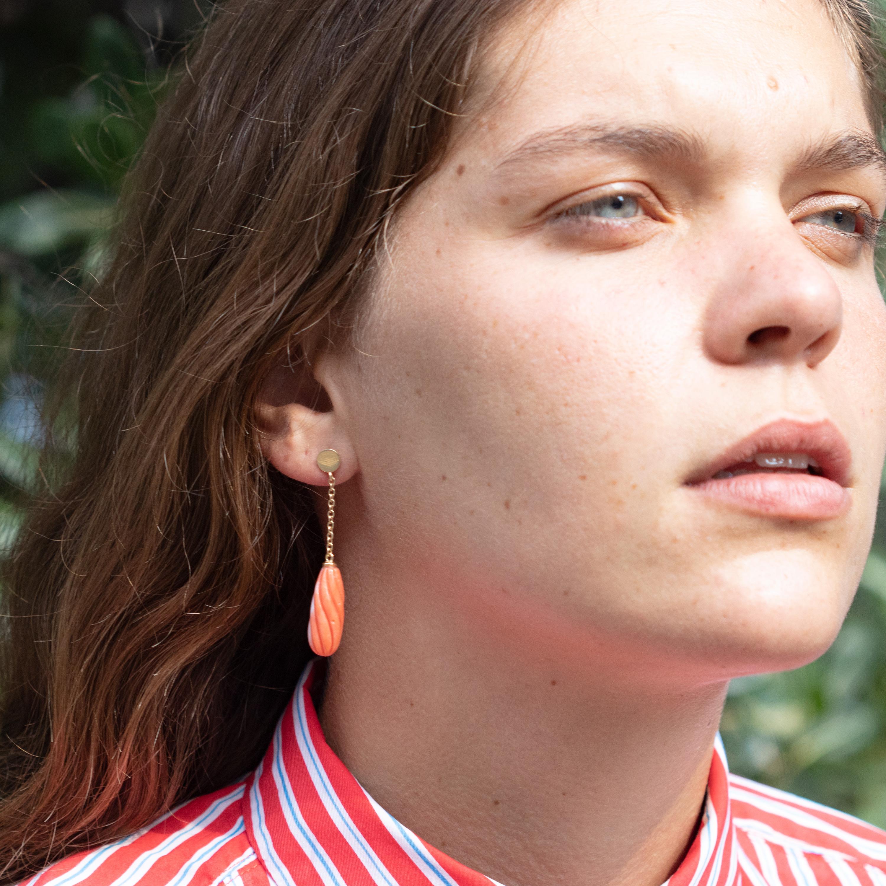 Lachsfarbene natürliche Koralle Spiral geschnitzte lange Tropfen 18 Karat Gold Ohrhänger Meeresohrringe im Zustand „Neu“ im Angebot in Milano, IT