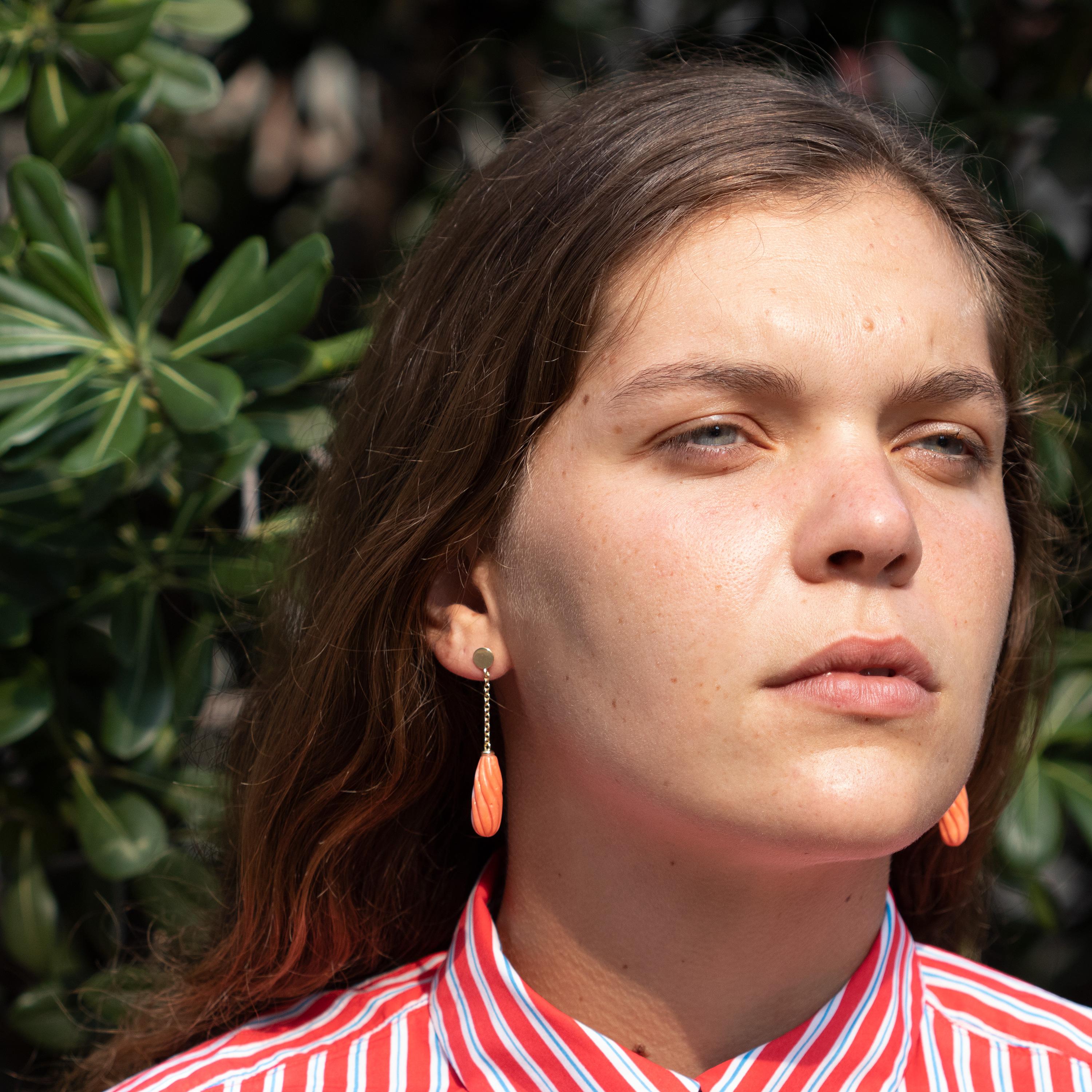 Lachsfarbene natürliche Koralle Spiral geschnitzte lange Tropfen 18 Karat Gold Ohrhänger Meeresohrringe Damen im Angebot