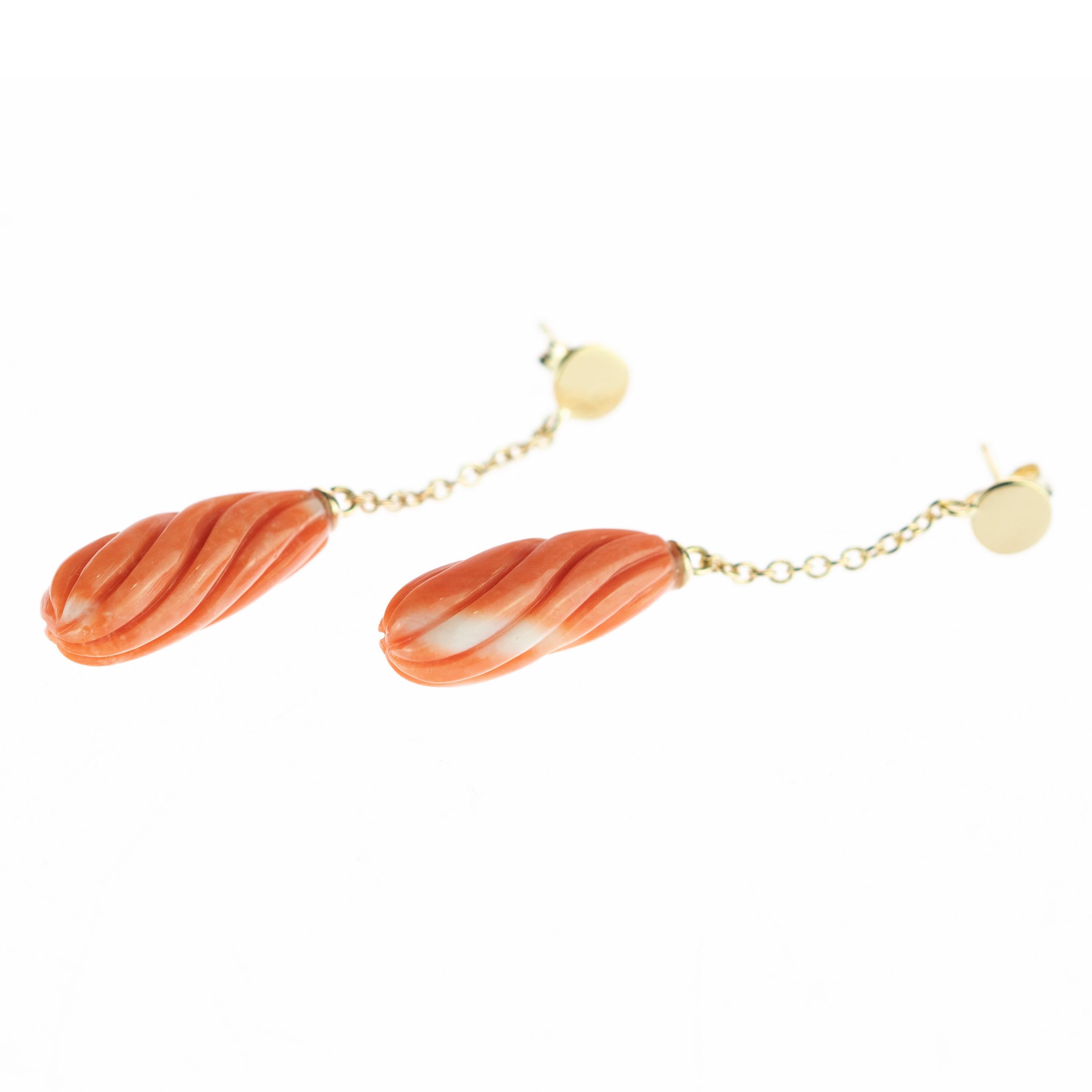 Art Deco Salmon Natural Coral Spiral Carved Long Drop 18 Karat Gold Dangle Sea Earrings For Sale