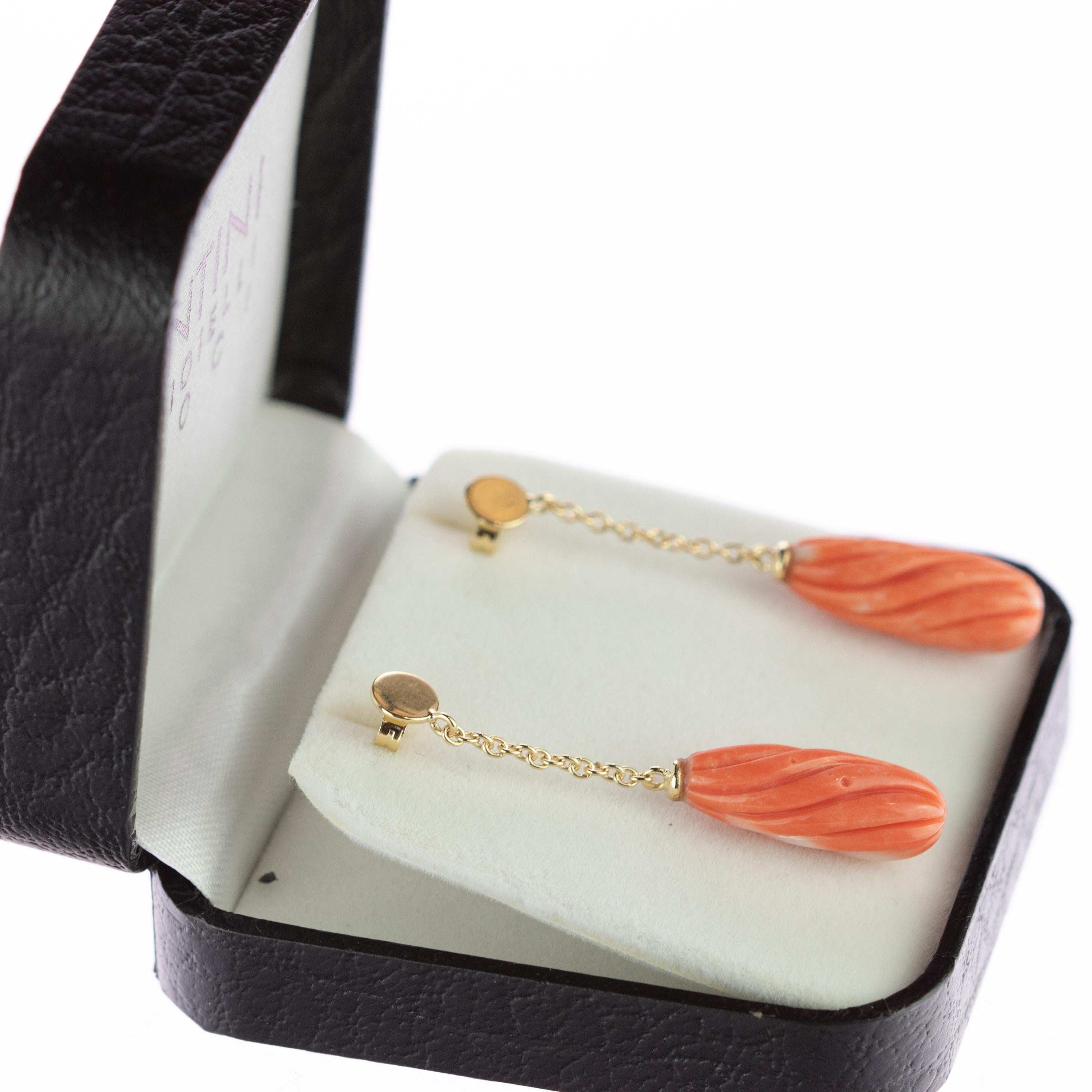 Salmon Natural Coral Spiral Carved Long Drop 18 Karat Gold Dangle Sea Earrings In New Condition For Sale In Milano, IT