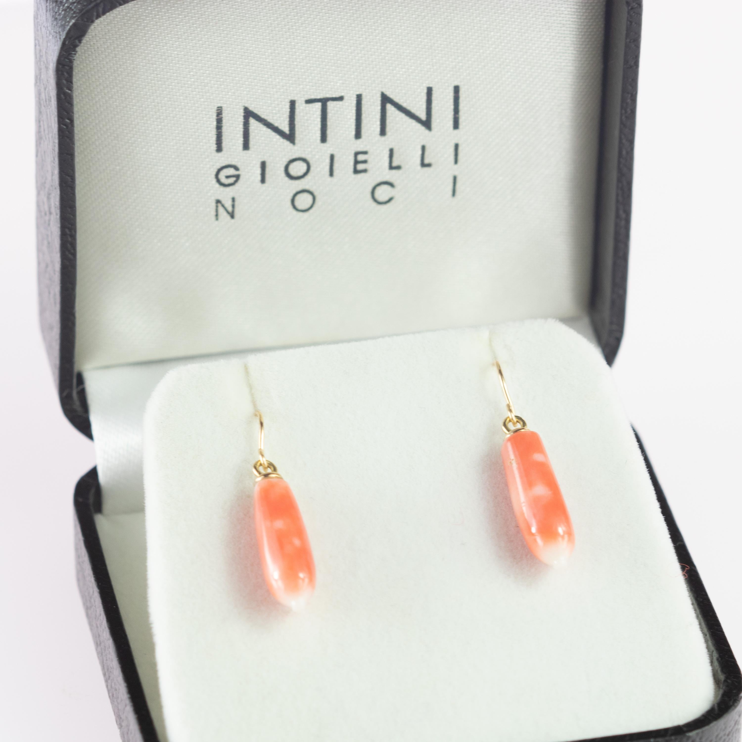 Preciosos pendientes de coral natural salmón con articulación de plata de ley y alambres de oro amarillo de 18 quilates.  Esta impresionante obra maestra de gran calidad artesanal nació en el taller de Intini Jewels. Nuestros diseñadores añaden todo