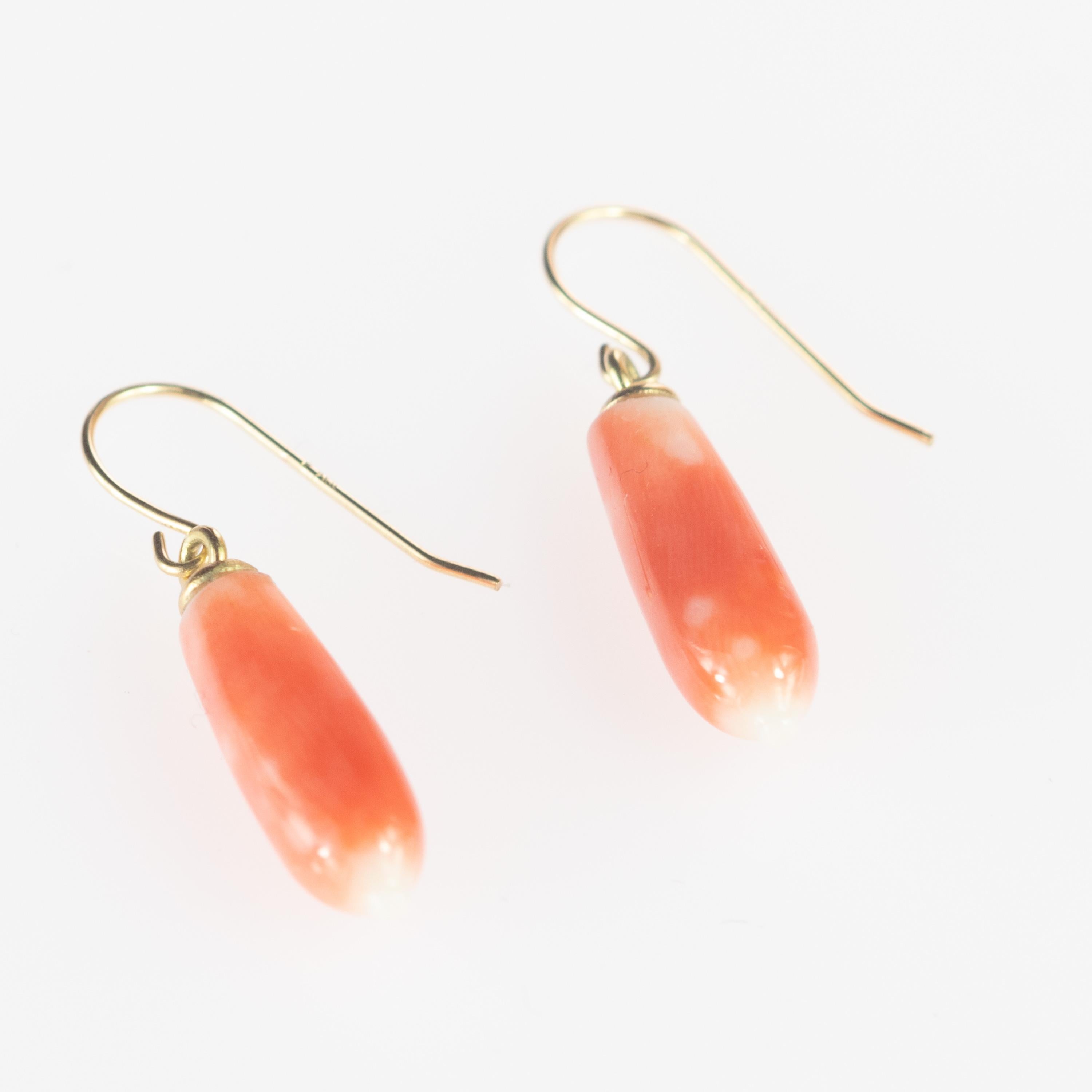 Pendientes de oro amarillo con alambre en forma de lágrima de coral natural salmón Art Nouveau en venta