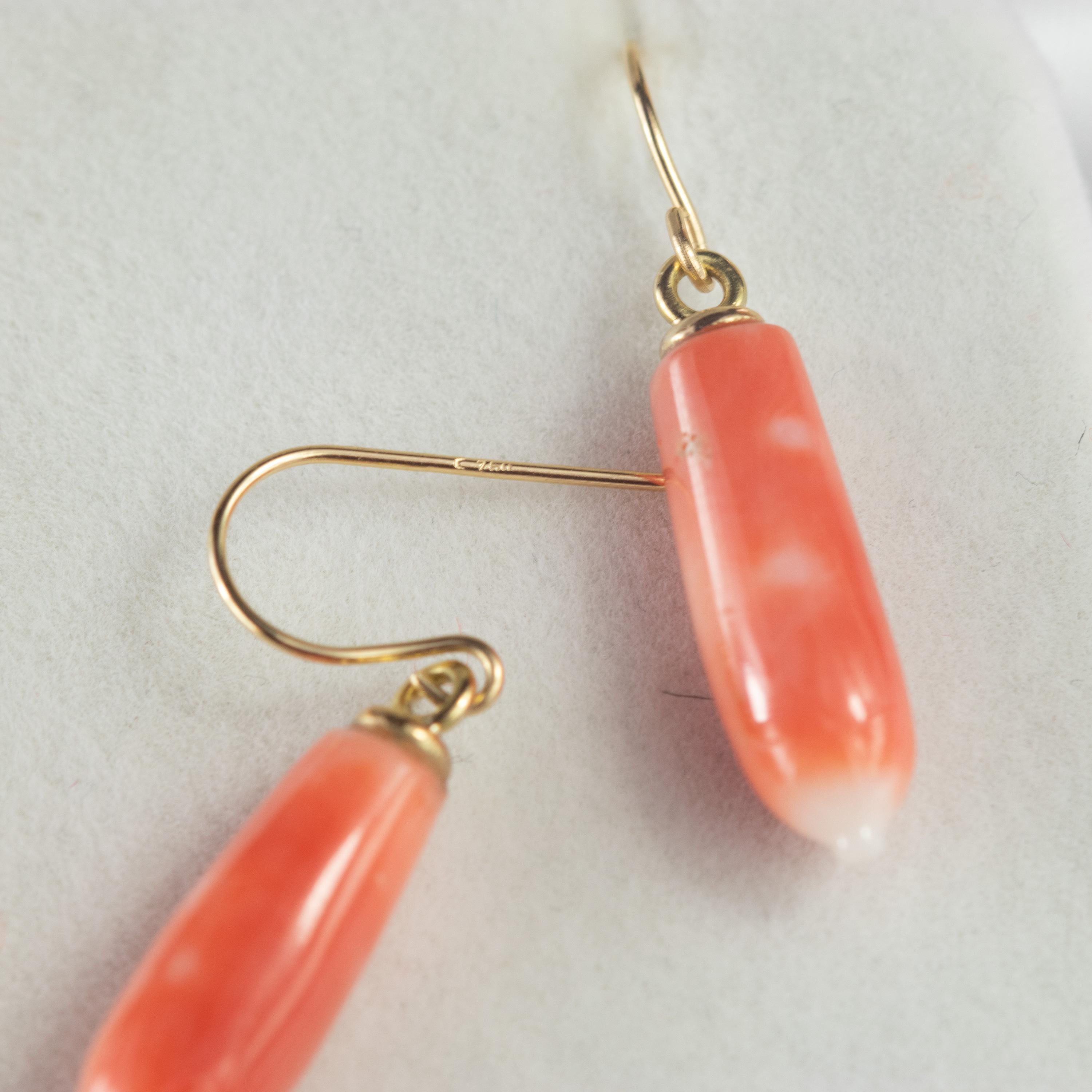 Pendientes de oro amarillo con alambre en forma de lágrima de coral natural salmón en Nuevo estado para la venta en Milano, IT