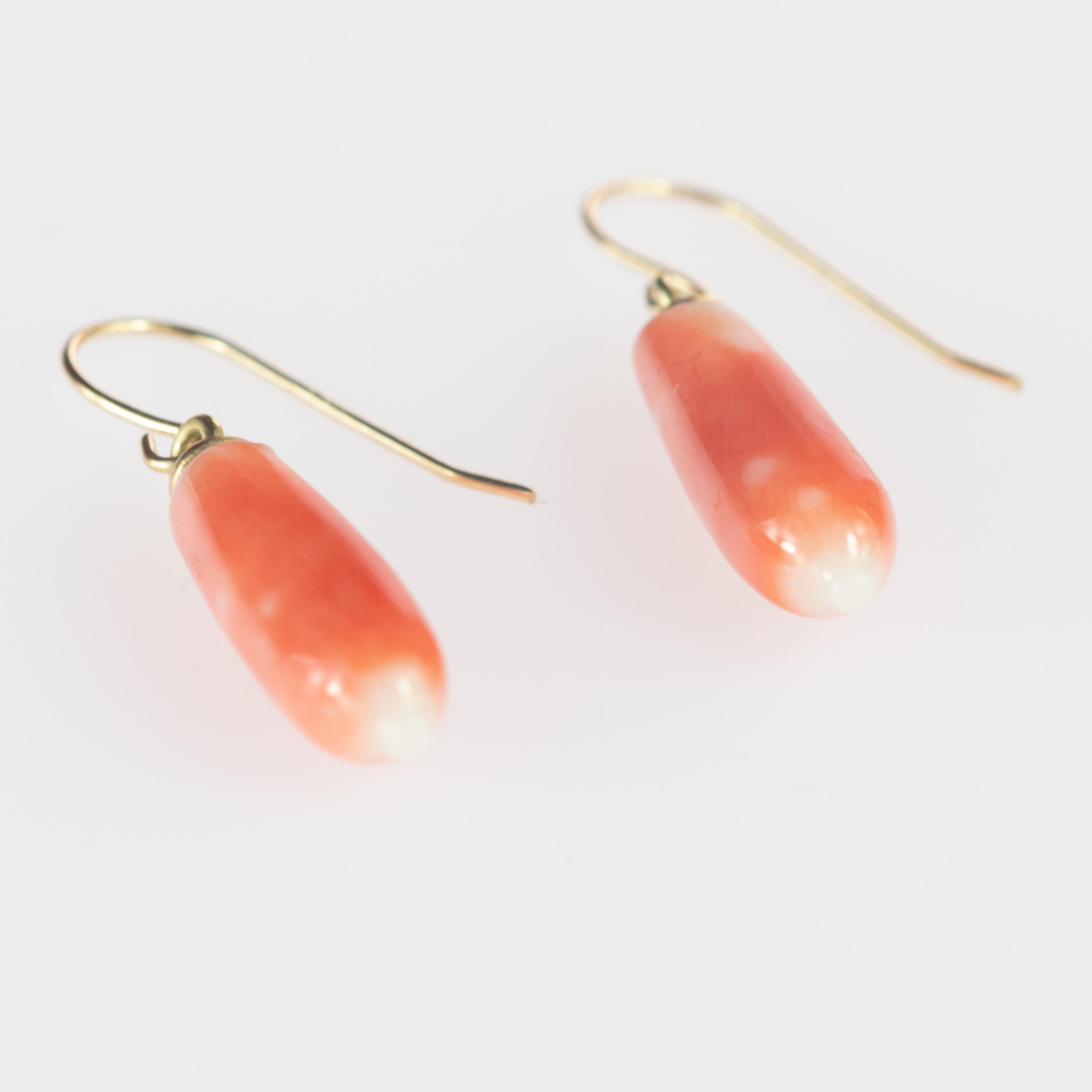 Pendientes de oro amarillo con alambre en forma de lágrima de coral natural salmón en venta 2