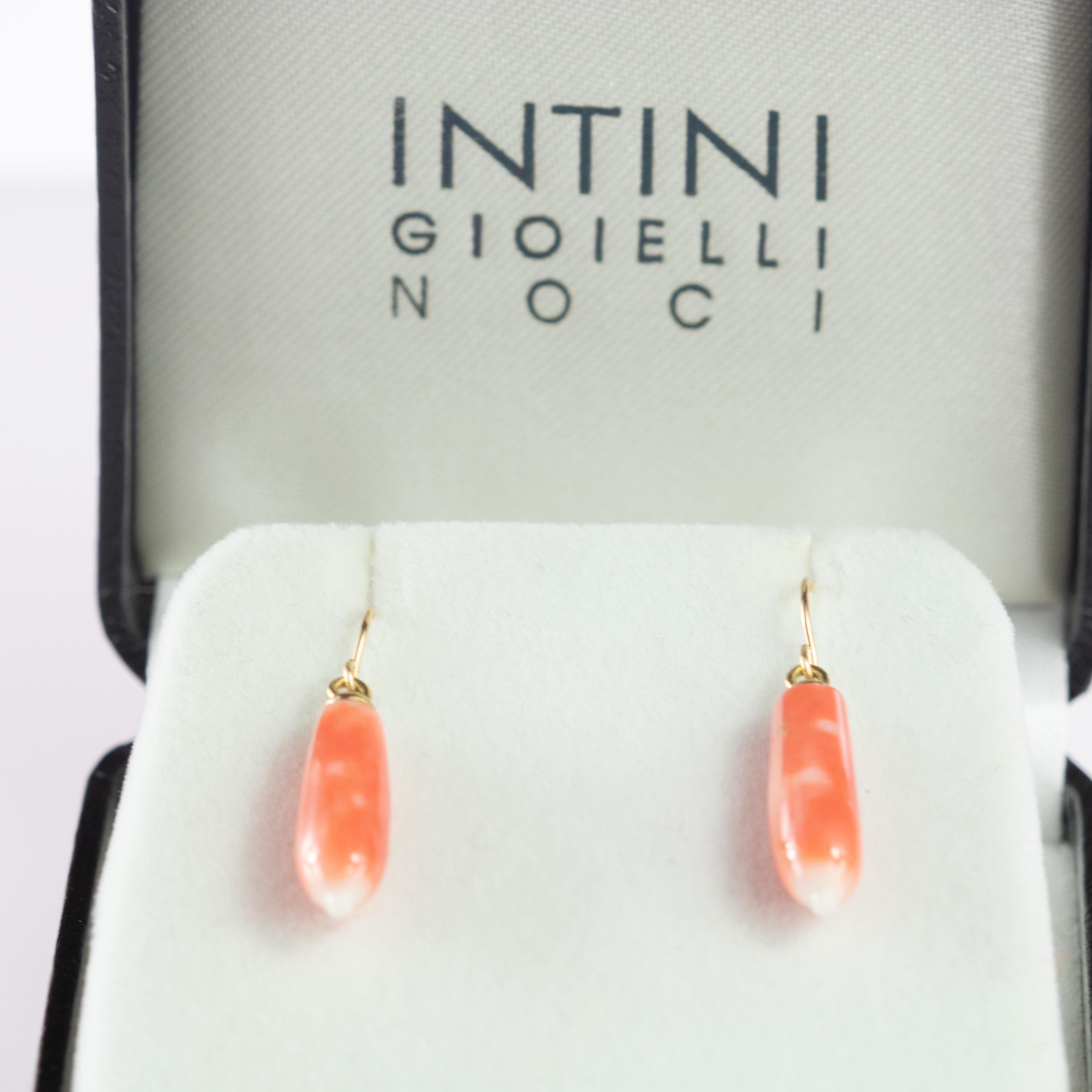 Pendientes de oro amarillo con alambre en forma de lágrima de coral natural salmón en venta 3