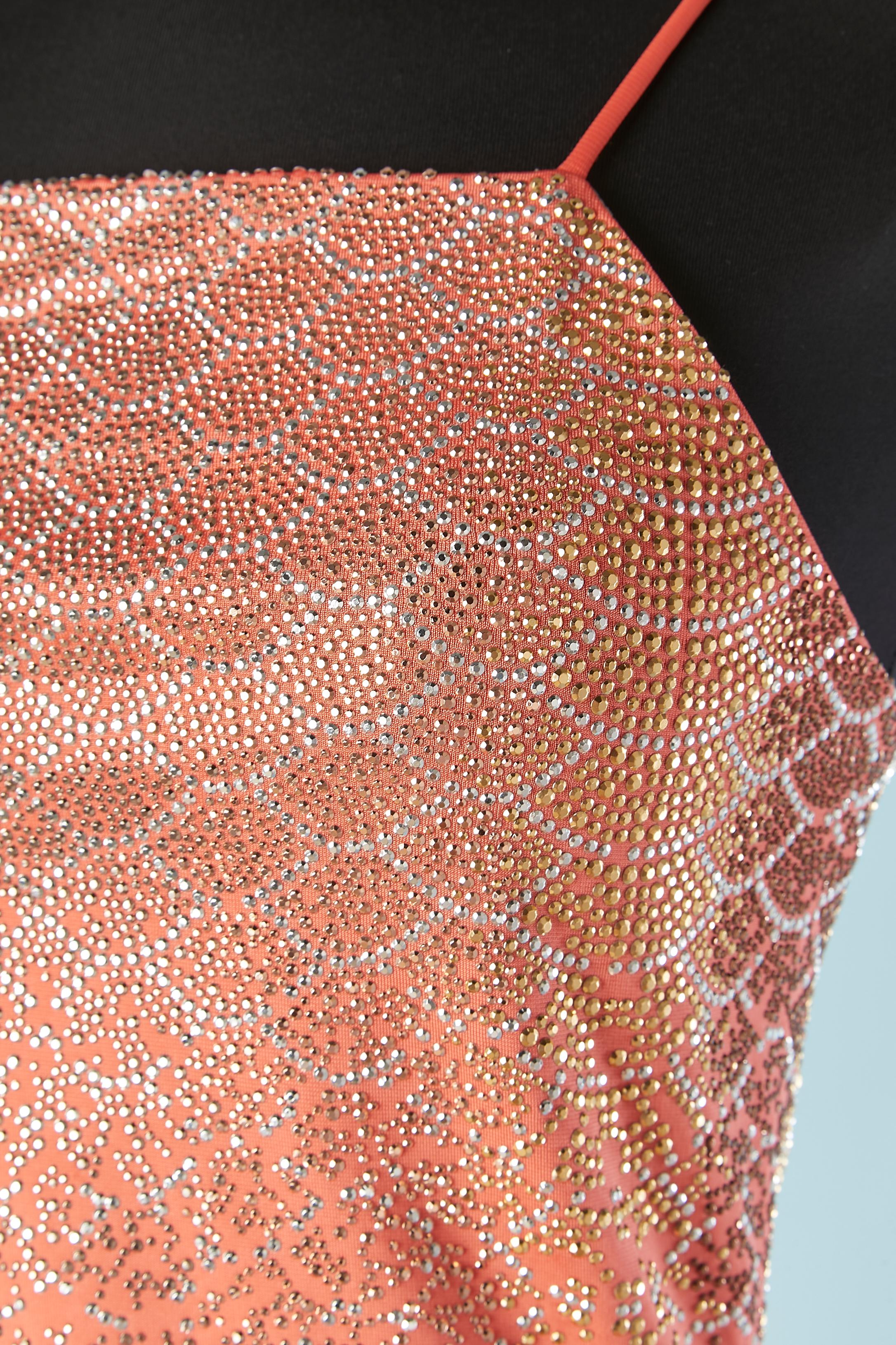Robe de soirée rose saumon avec application de clous de trois couleurs (or, argent et cuivre).
Composition du tissu : 92% rayonne, 8% élasthanne 
Zip  et un crochet au milieu du dos. Fentes sur les deux côtés, longueur = 75 cm
Nouveau avec étiquette
