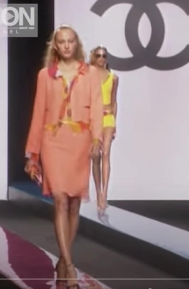 Costume jupe rose saumon avec doublure et bordure en mousseline de soie imprimée Chanel SS 2000 en vente 9