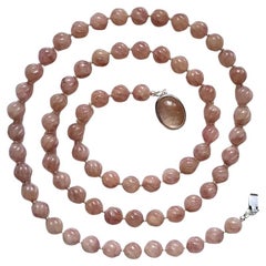 Collier de perles en quartz saumoné taillé en tourbillon