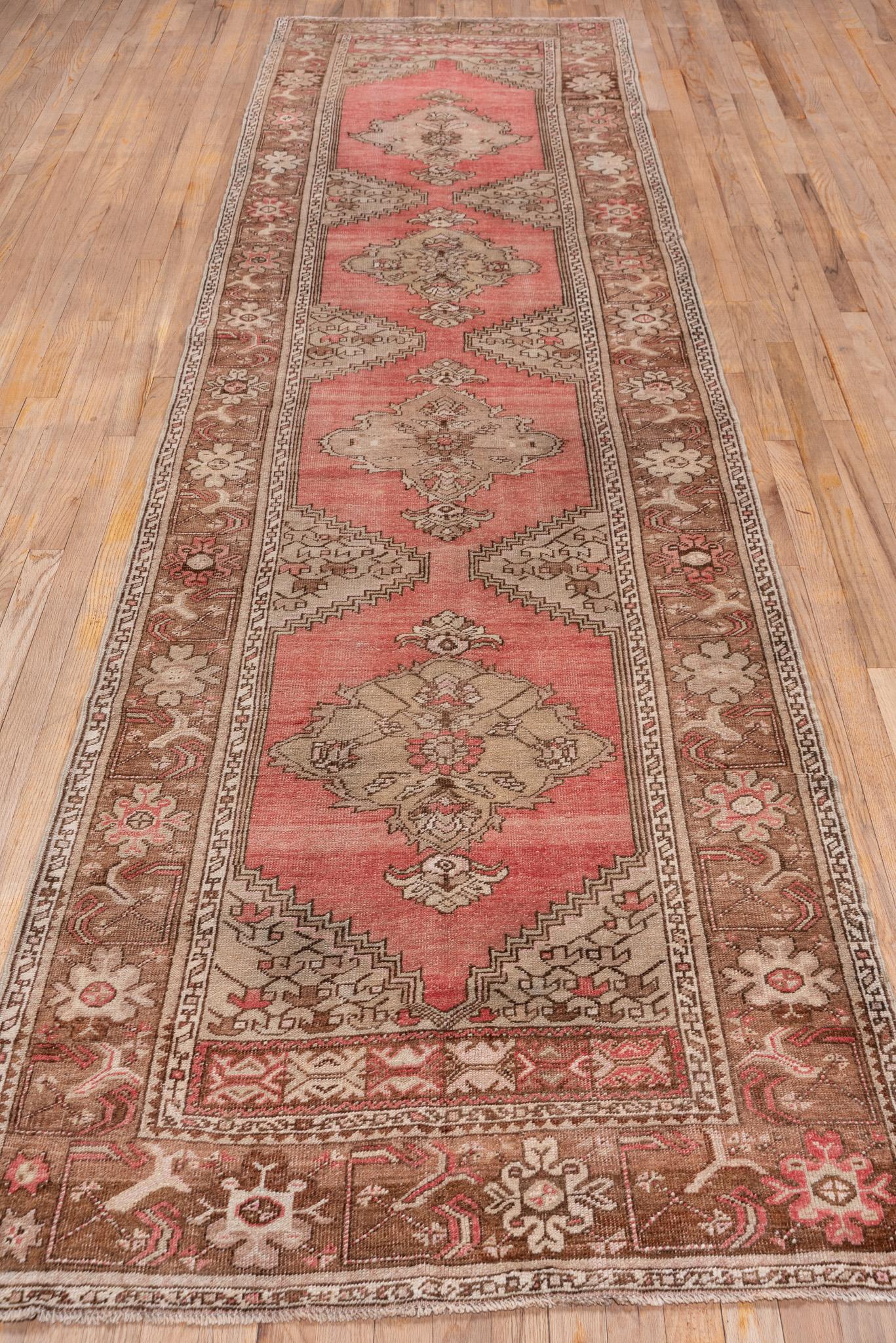Lachsroter Oushak-Läufer mit floraler Bordüre (Türkisch) im Angebot