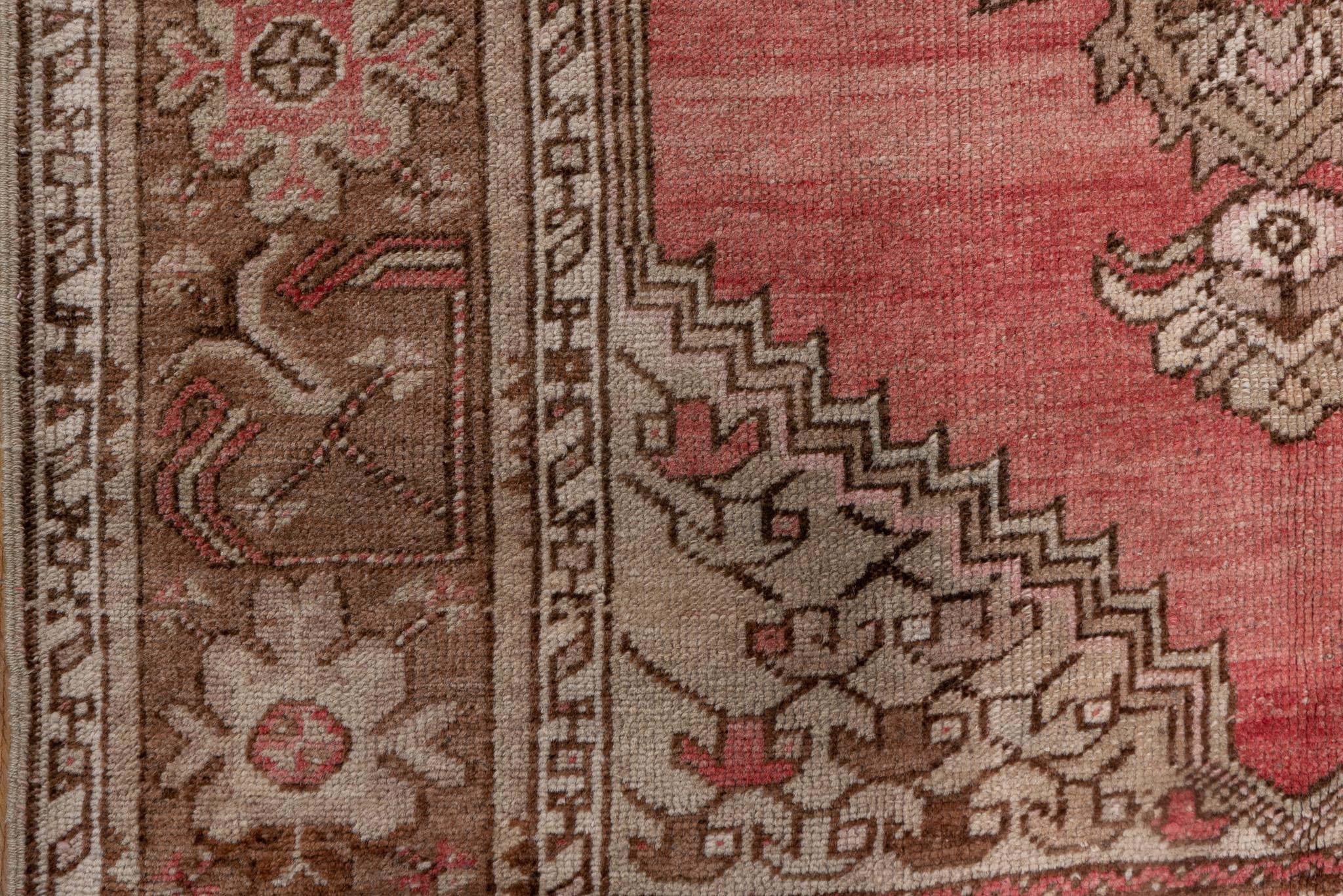 Lachsroter Oushak-Läufer mit floraler Bordüre (Wolle) im Angebot