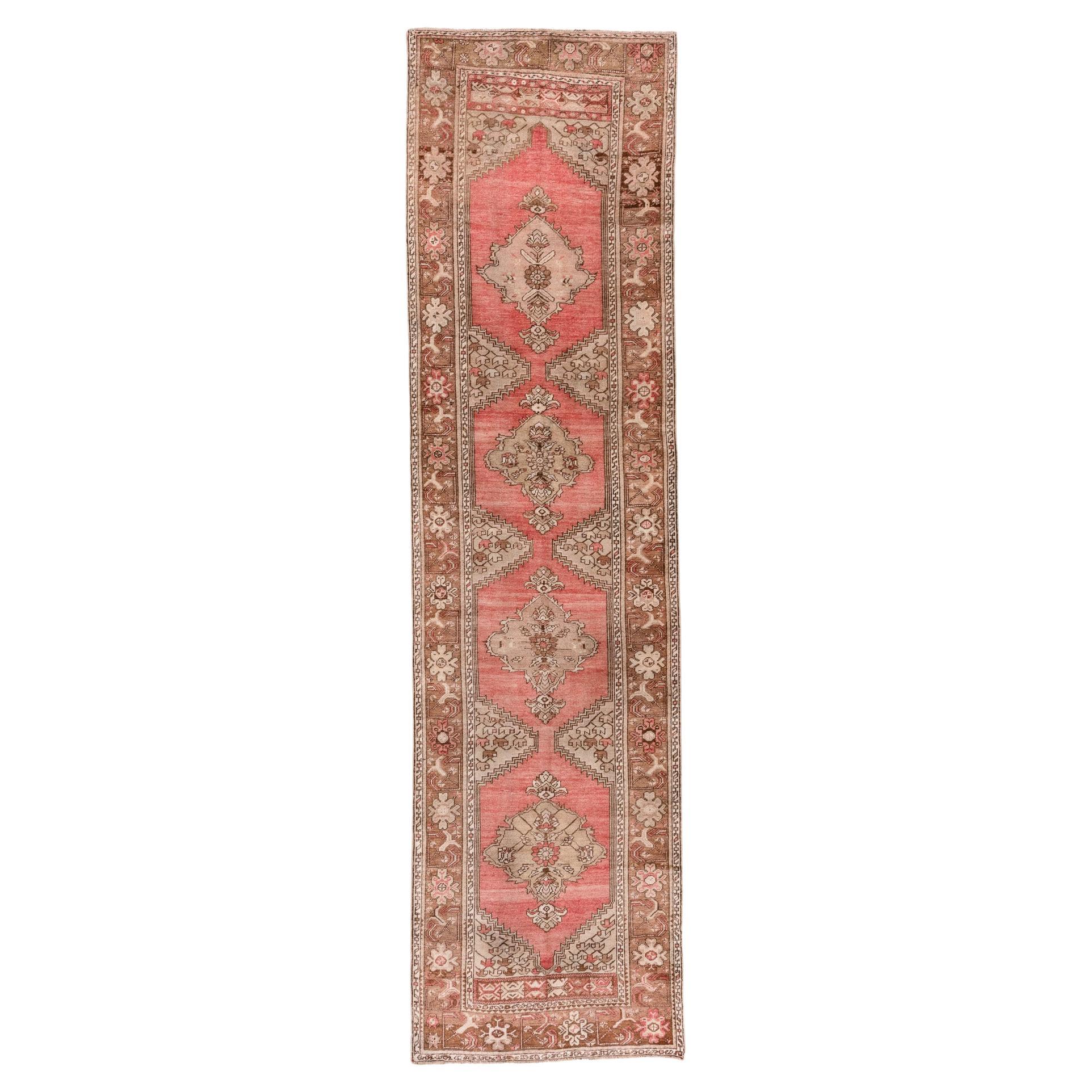 Lachsroter Oushak-Läufer mit floraler Bordüre im Angebot