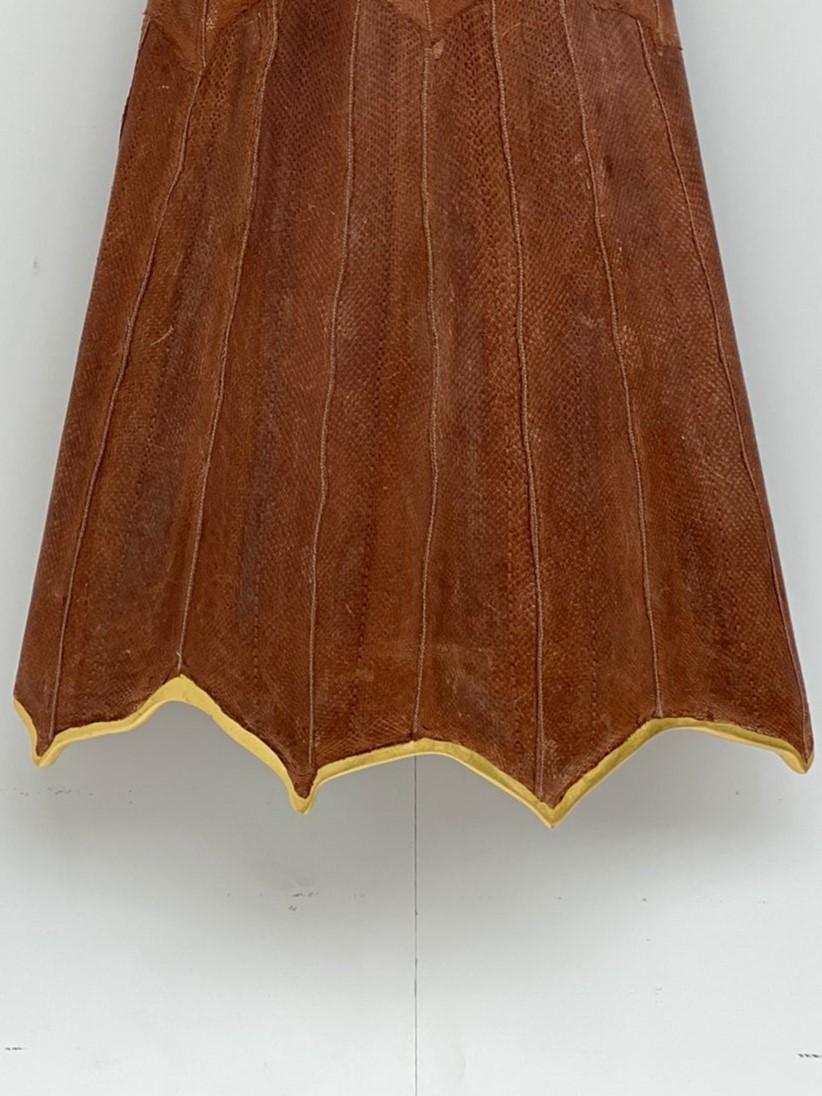 Cuir Armoire en noyer Salmon schield en vente