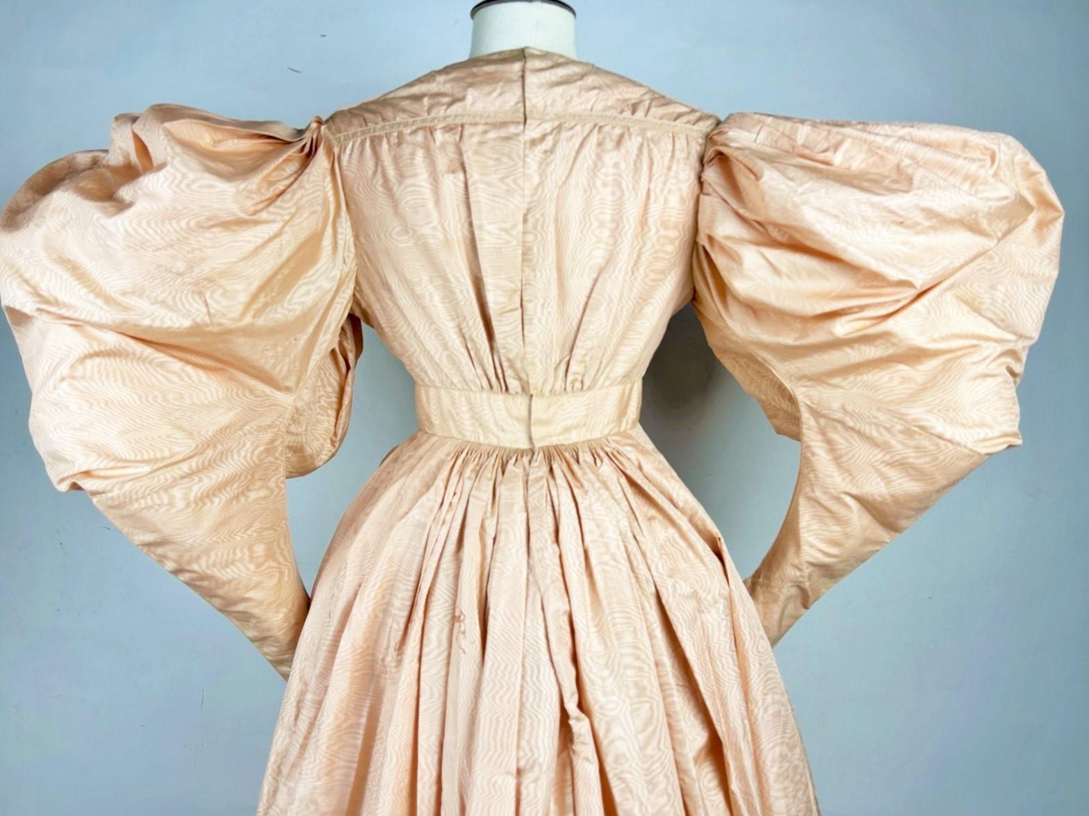 Esskleid aus lachsfarbener Seide und moire mit großen Mutton-Ärmeln und großen Mutton-Ärmeln - Frankreich um 1835 im Angebot 5
