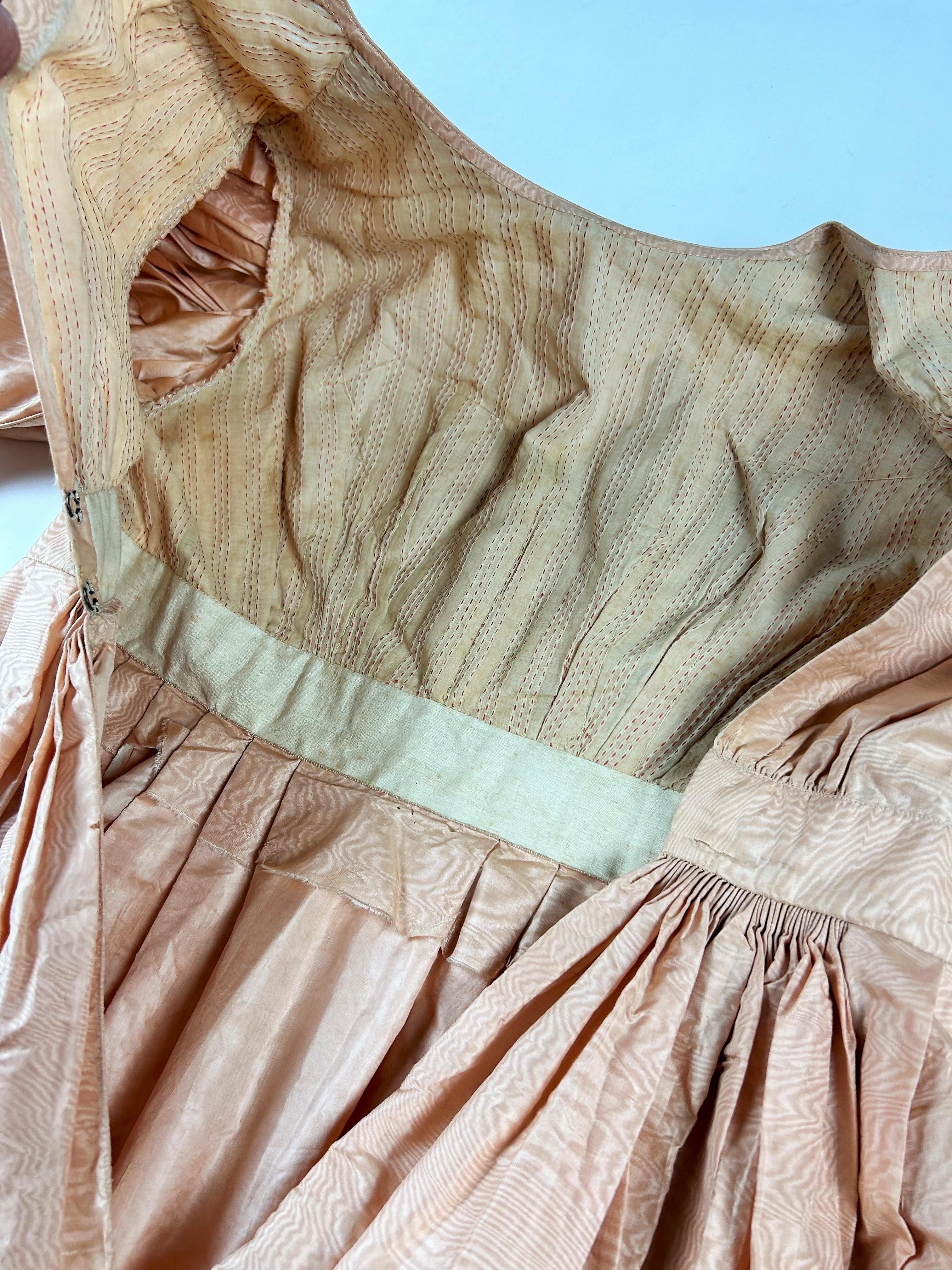 Esskleid aus lachsfarbener Seide und moire mit großen Mutton-Ärmeln und großen Mutton-Ärmeln - Frankreich um 1835 im Angebot 7