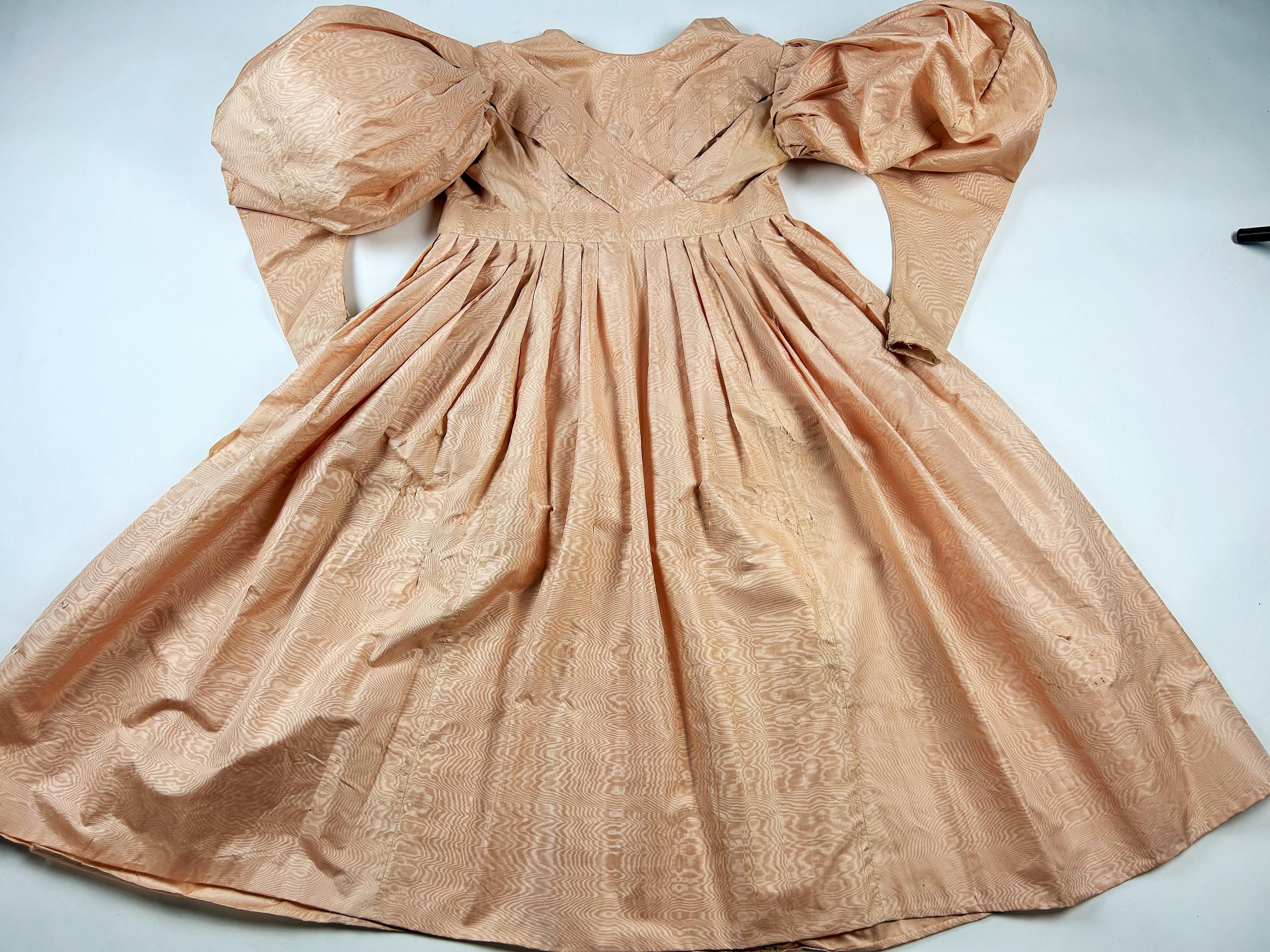 Esskleid aus lachsfarbener Seide und moire mit großen Mutton-Ärmeln und großen Mutton-Ärmeln - Frankreich um 1835 im Angebot 8