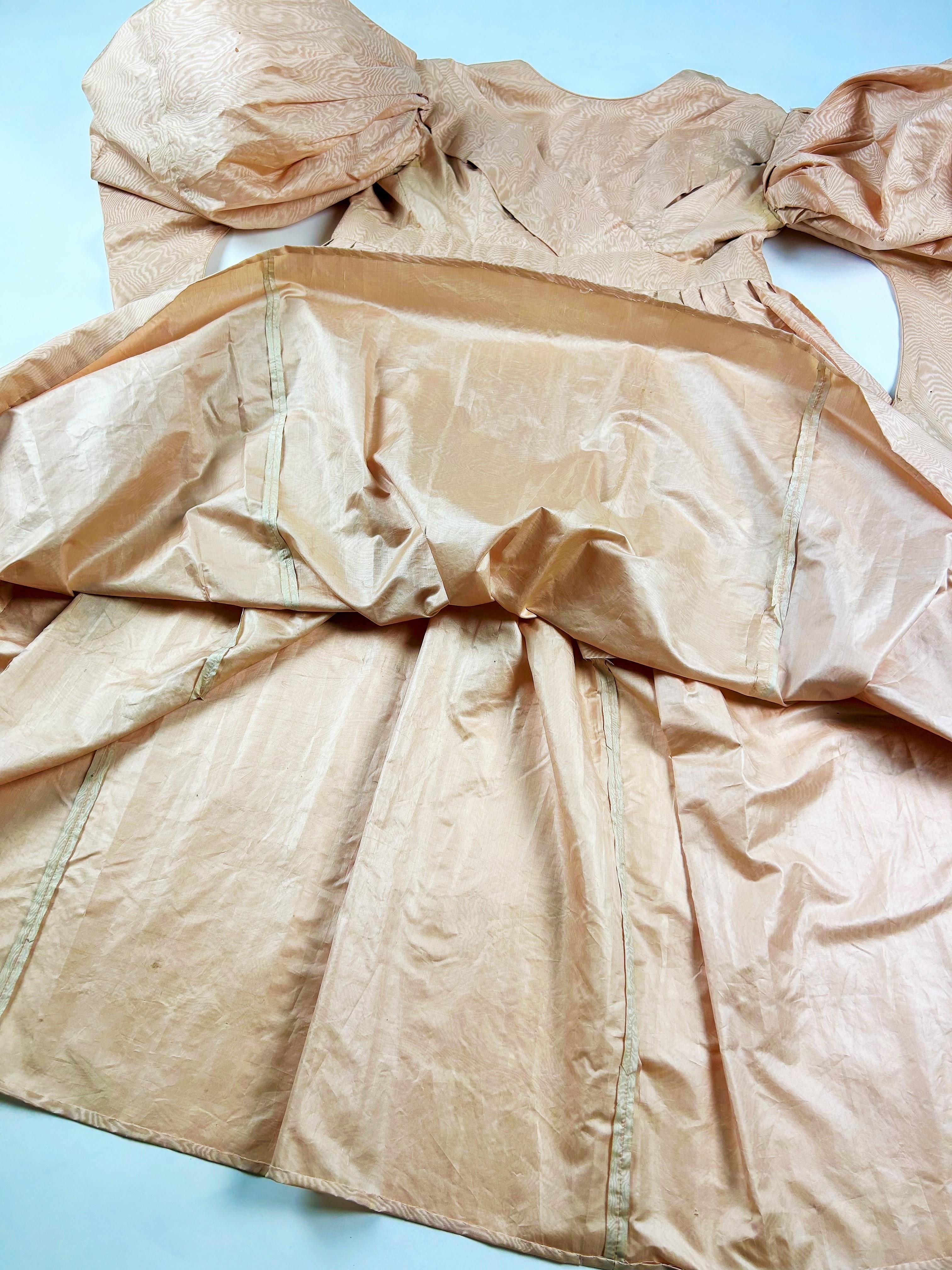 Esskleid aus lachsfarbener Seide und moire mit großen Mutton-Ärmeln und großen Mutton-Ärmeln - Frankreich um 1835 im Angebot 9