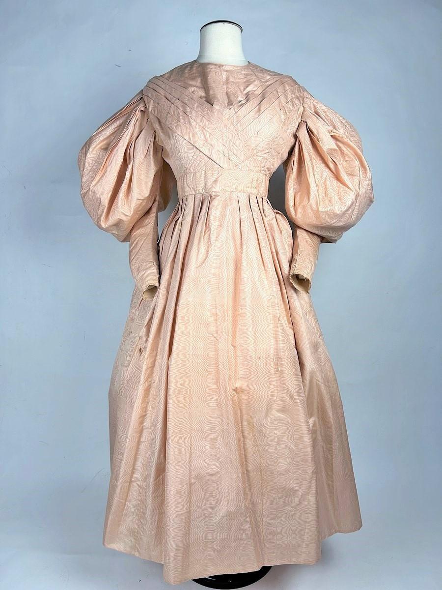 Esskleid aus lachsfarbener Seide und moire mit großen Mutton-Ärmeln und großen Mutton-Ärmeln - Frankreich um 1835 (Beige) im Angebot