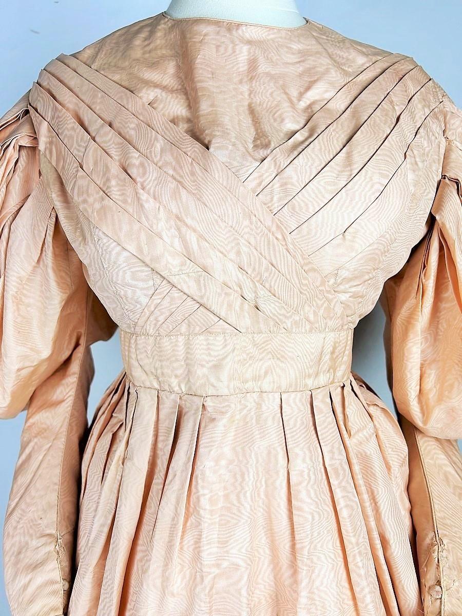 Esskleid aus lachsfarbener Seide und moire mit großen Mutton-Ärmeln und großen Mutton-Ärmeln - Frankreich um 1835 im Zustand „Relativ gut“ im Angebot in Toulon, FR