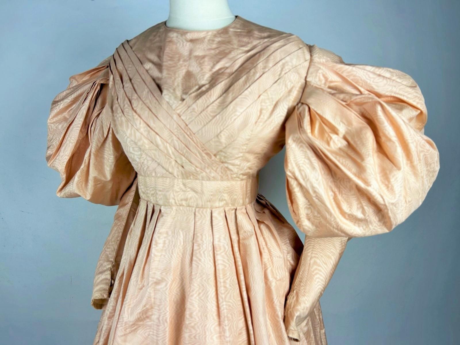 Esskleid aus lachsfarbener Seide und moire mit großen Mutton-Ärmeln und großen Mutton-Ärmeln - Frankreich um 1835 Damen im Angebot