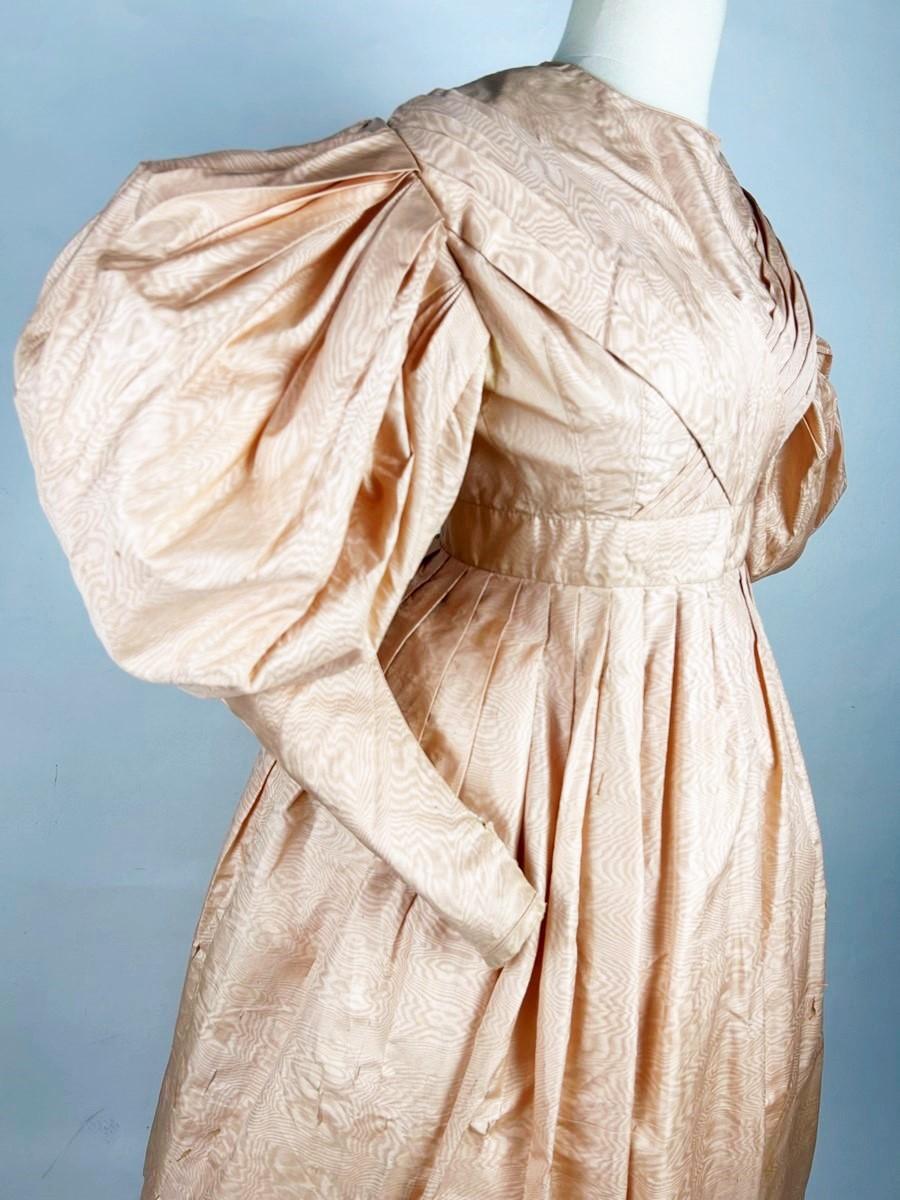 Esskleid aus lachsfarbener Seide und moire mit großen Mutton-Ärmeln und großen Mutton-Ärmeln - Frankreich um 1835 im Angebot 1