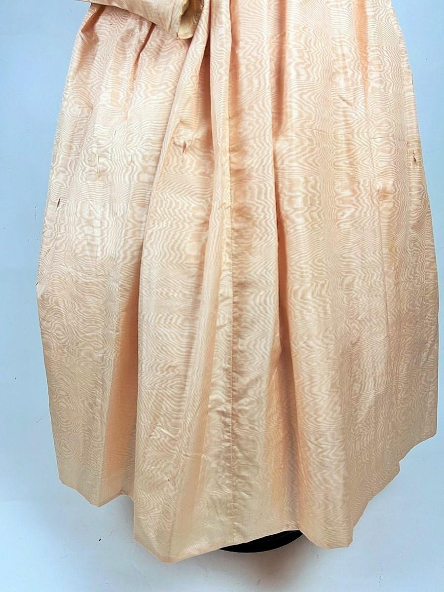Esskleid aus lachsfarbener Seide und moire mit großen Mutton-Ärmeln und großen Mutton-Ärmeln - Frankreich um 1835 im Angebot 2
