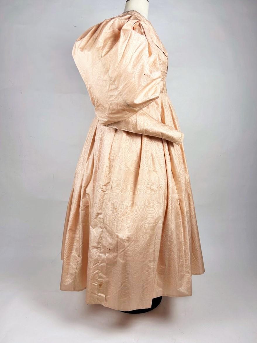 Esskleid aus lachsfarbener Seide und moire mit großen Mutton-Ärmeln und großen Mutton-Ärmeln - Frankreich um 1835 im Angebot 3