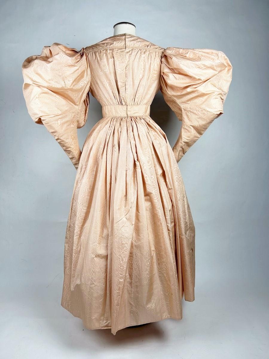 Esskleid aus lachsfarbener Seide und moire mit großen Mutton-Ärmeln und großen Mutton-Ärmeln - Frankreich um 1835 im Angebot 4
