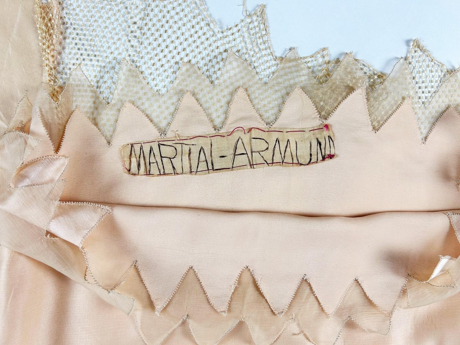 Circa 1930

Francia

Abito lungo estivo in taffetà e rete di seta color salmone chiaro realizzato dall'enigmatica Maison De Couture Martial & Armand di Parigi, risalente agli anni Trenta. Abito senza maniche con scollatura ovale in maglia di seta