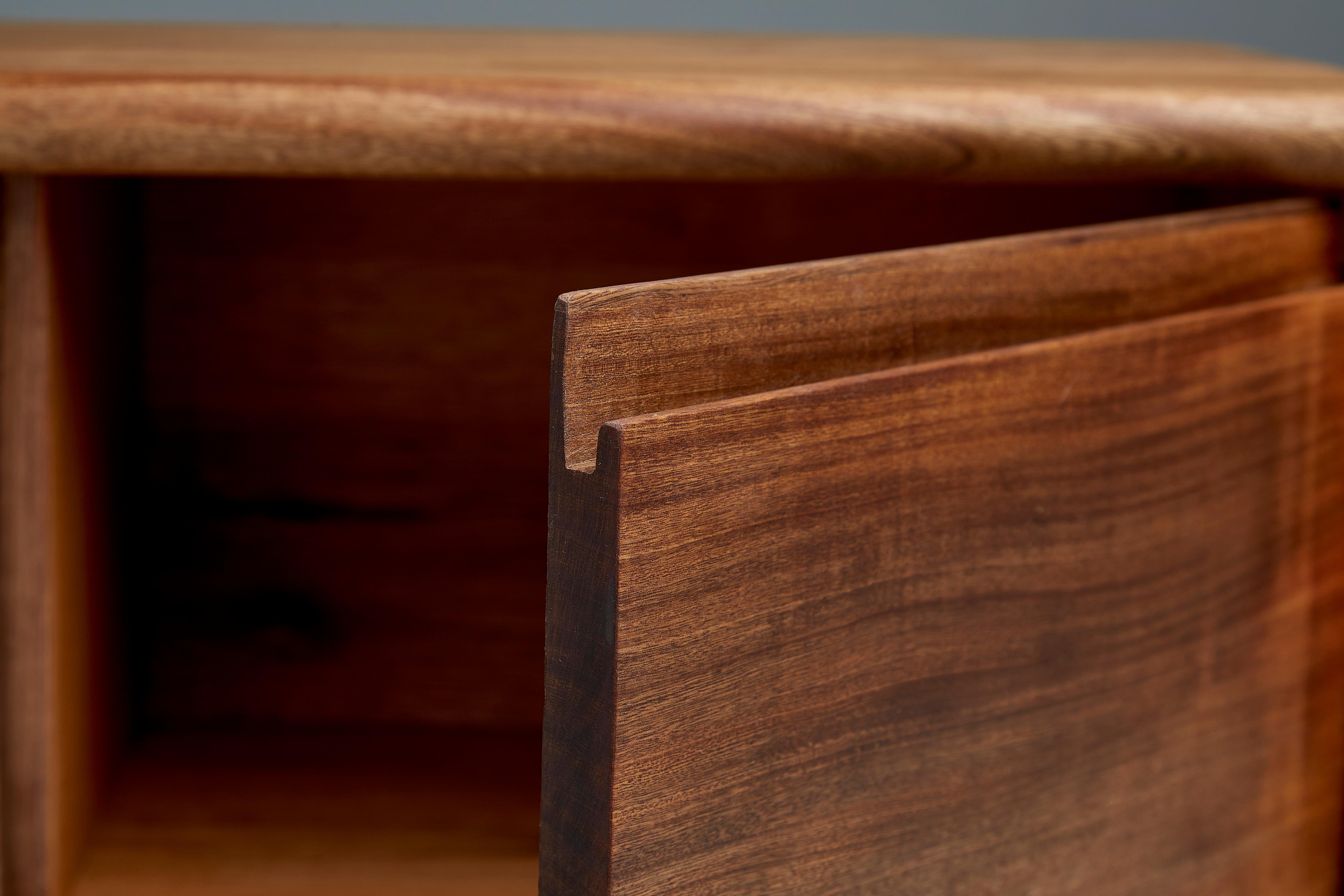 Moderne Crédence Salomon en Wood Morada avec une finition à l'huile naturelle par Kresta Studio en vente