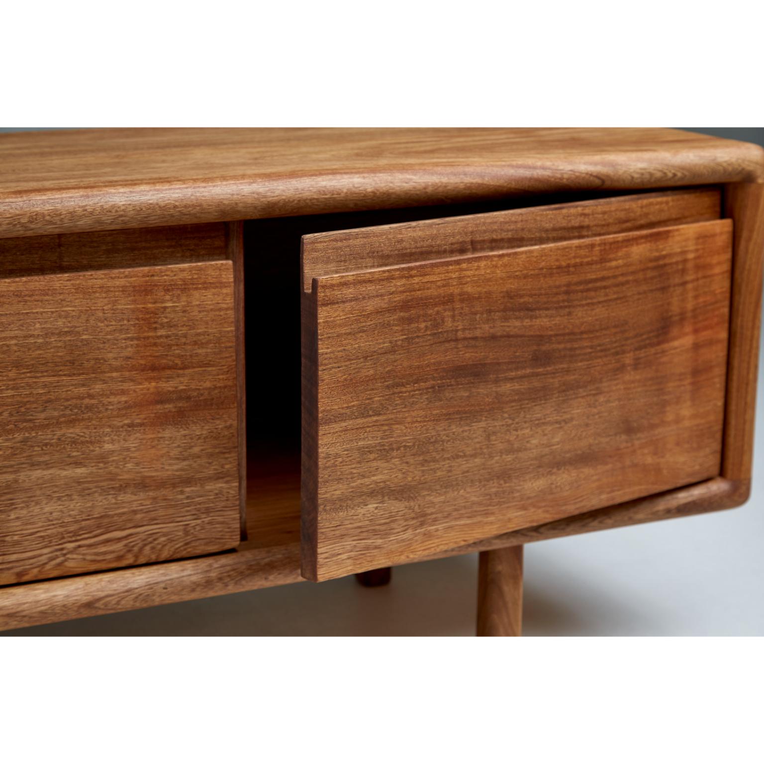 Autre Crédence Salomon en Wood Morada avec une finition à l'huile naturelle par Kresta Studio en vente