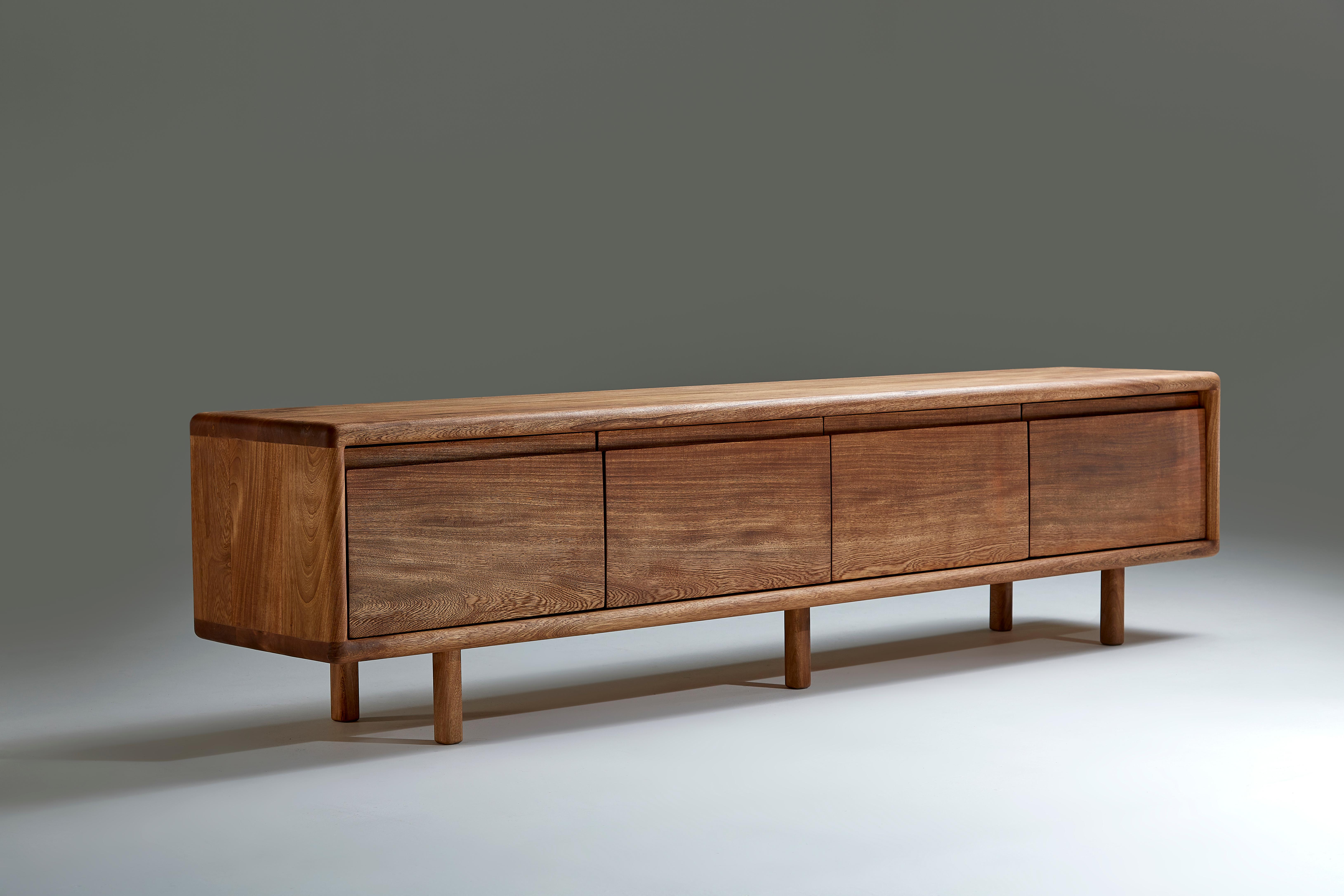 XXIe siècle et contemporain Crédence Salomon en Wood Morada avec une finition à l'huile naturelle par Kresta Studio en vente