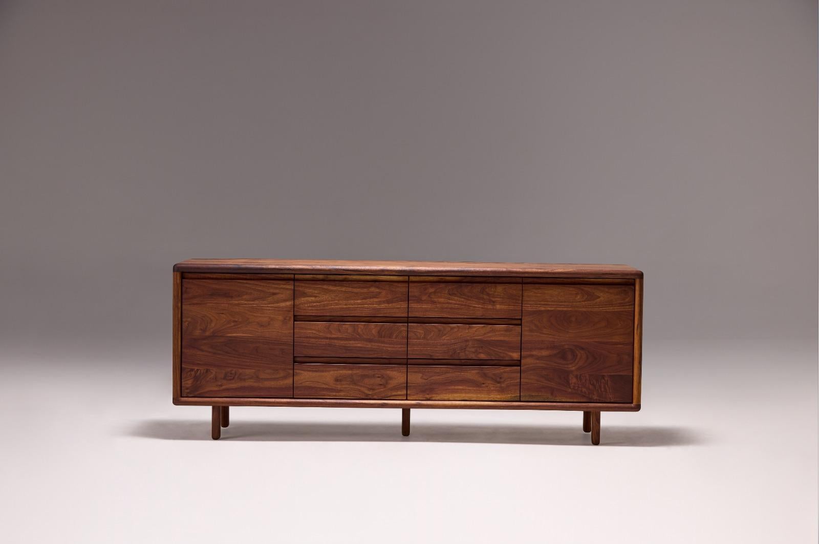 Credenza Salomon in Wood Wood con finitura a olio naturale di Kresta Studio
Dimensioni: D 75 x L 200 x H 40 cm. 
Materiali: Legno di Wood.

Noi di Kresta siamo appassionati di creazione di prodotti che raccontano una storia e che suscitano