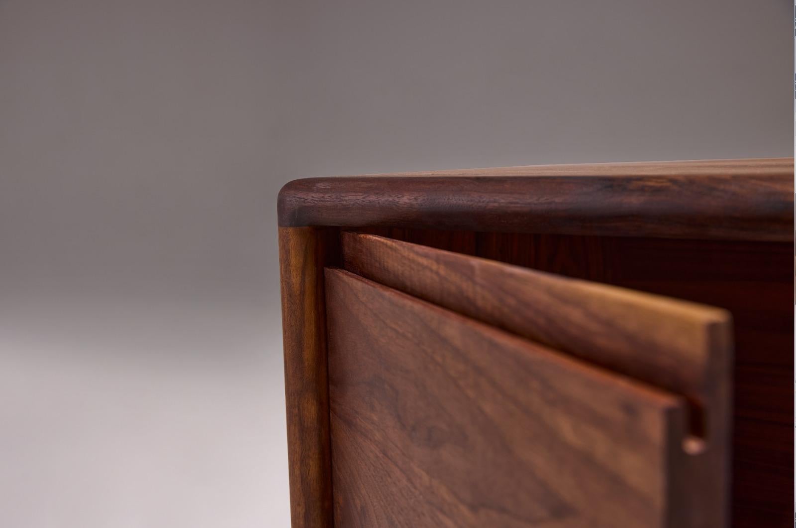 Moderno Credenza Salomon in Wood Wood con finitura a olio naturale di Kresta Studio in vendita
