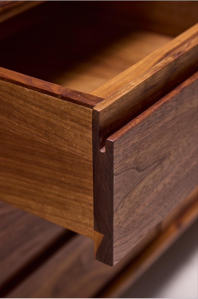 Noce Credenza Salomon in Wood Wood con finitura a olio naturale di Kresta Studio in vendita