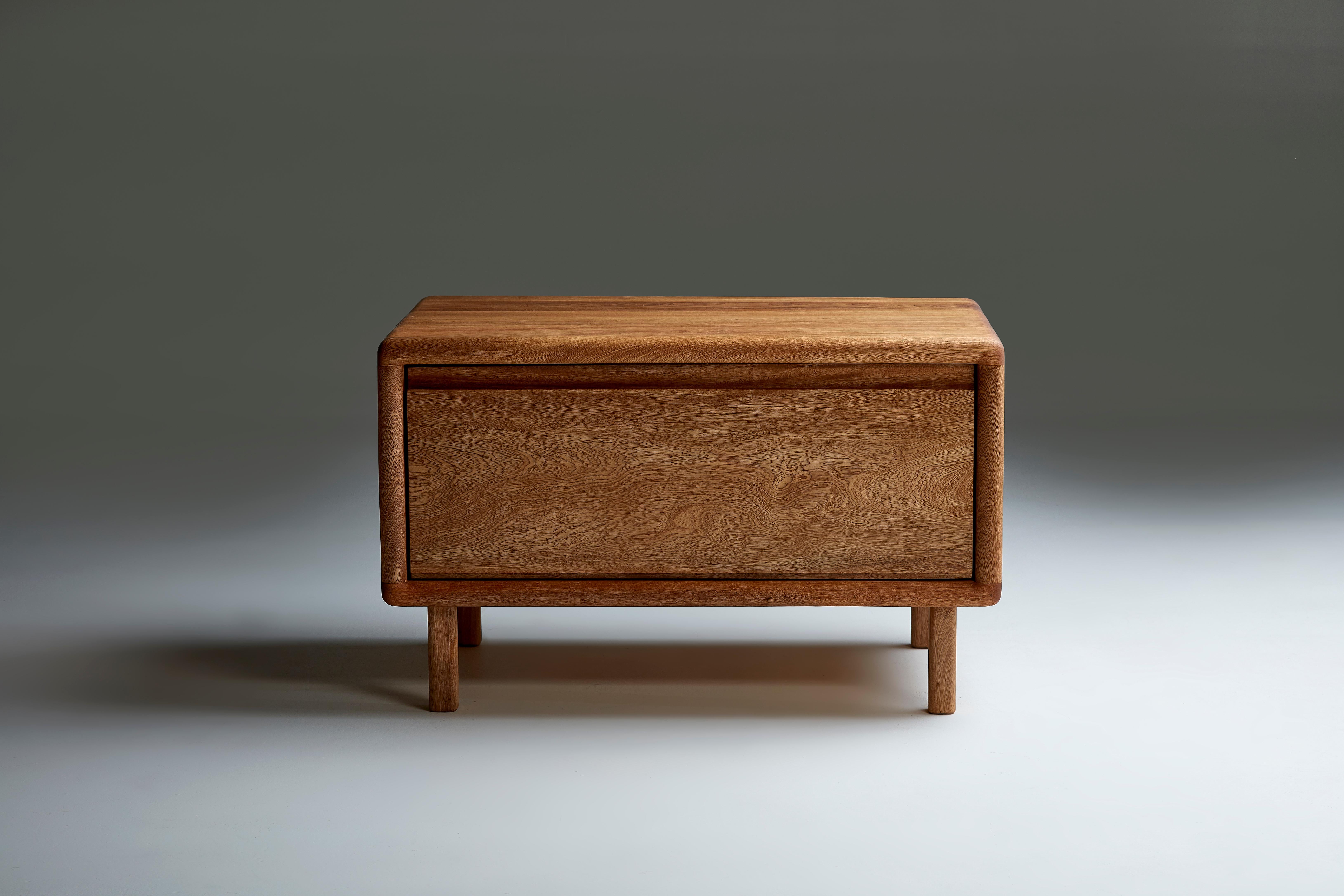 Comodino Salomon in Wood Wood Morada con finitura a olio naturale di Kresta Studio
Dimensioni: D 50 x L 80  x H 50 cm. 
Materiali: Legno di Rosa Morada.

Comodino in legno di palissandro massiccio - Sponde dei cassetti con incastro a coda di rondine