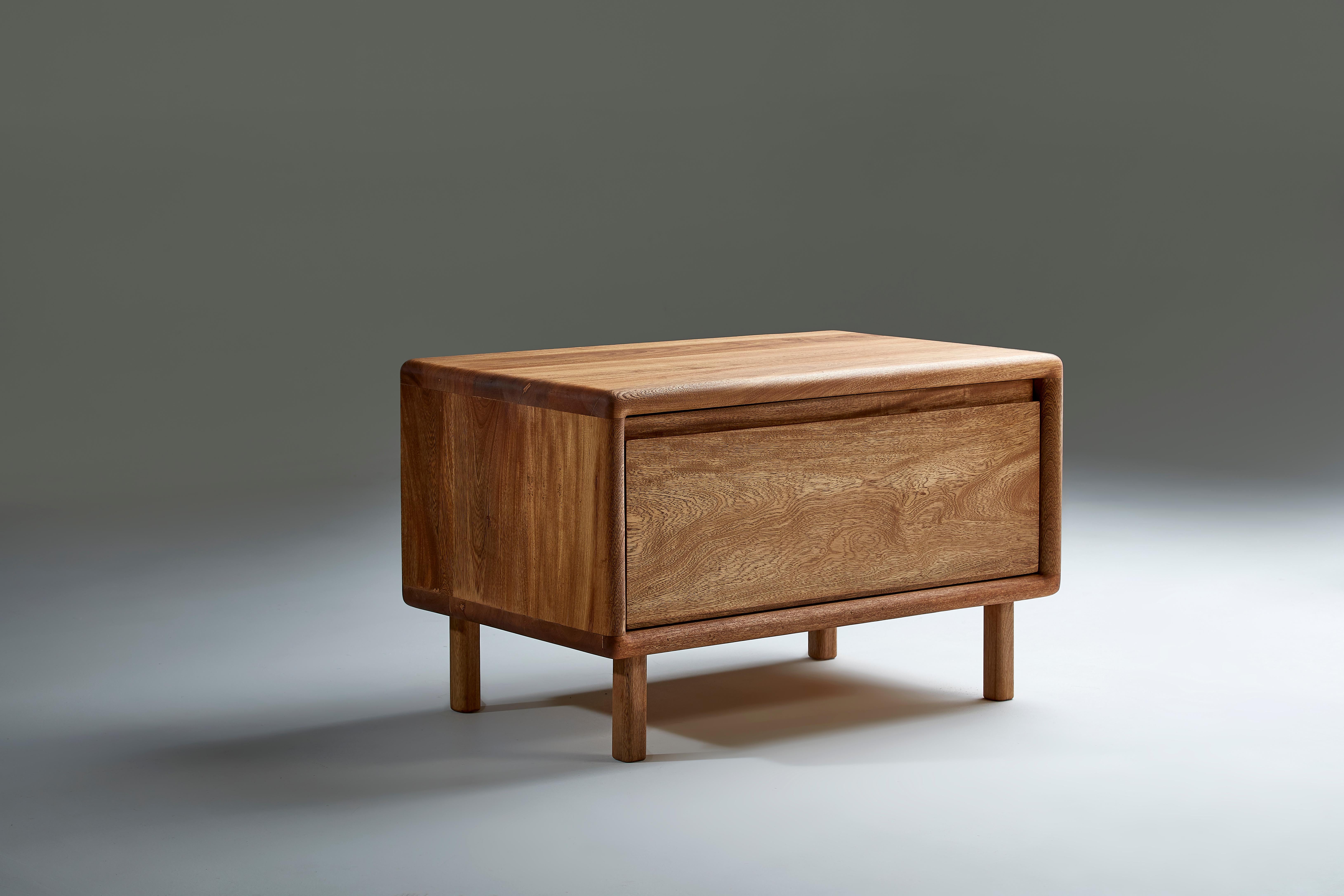 Altro Comodino Salomon in Wood Wood Morada con finitura a olio naturale di Kresta Studio in vendita