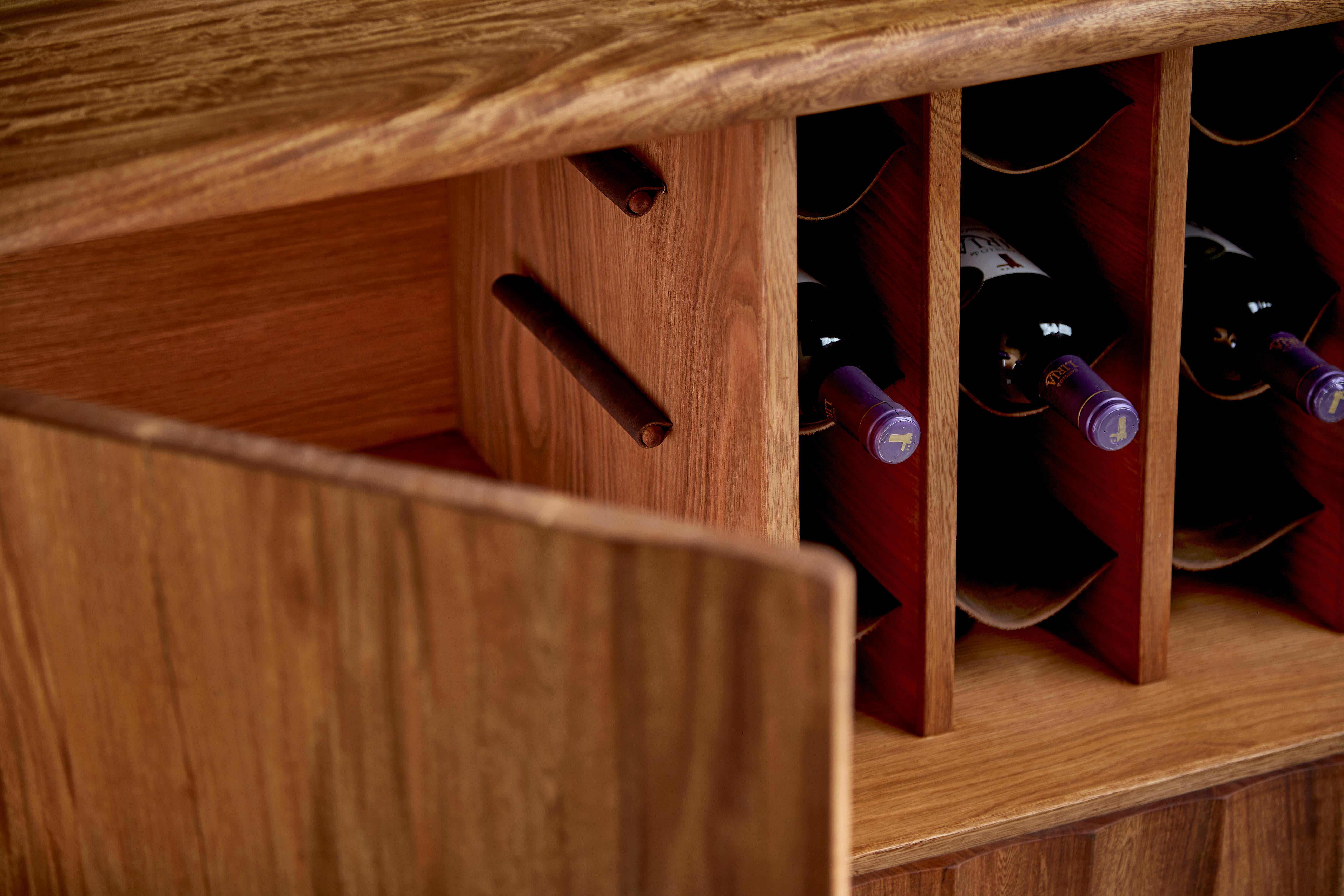 Vinoteca Salomón de palisandro macizo con estantes de piel by Kresta Studio en venta 2