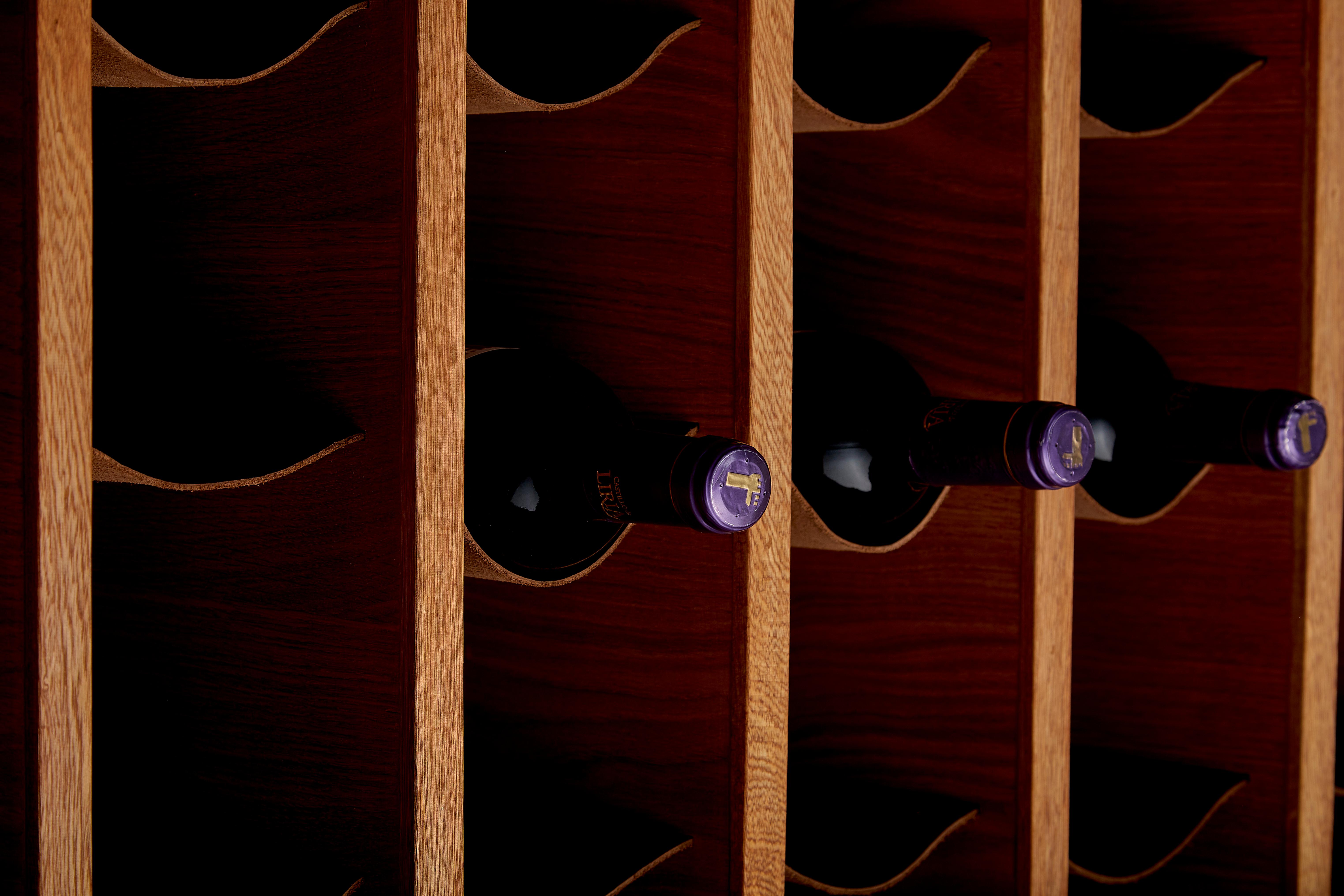 Vinoteca Salomón de palisandro macizo con estantes de piel by Kresta Studio en venta 3