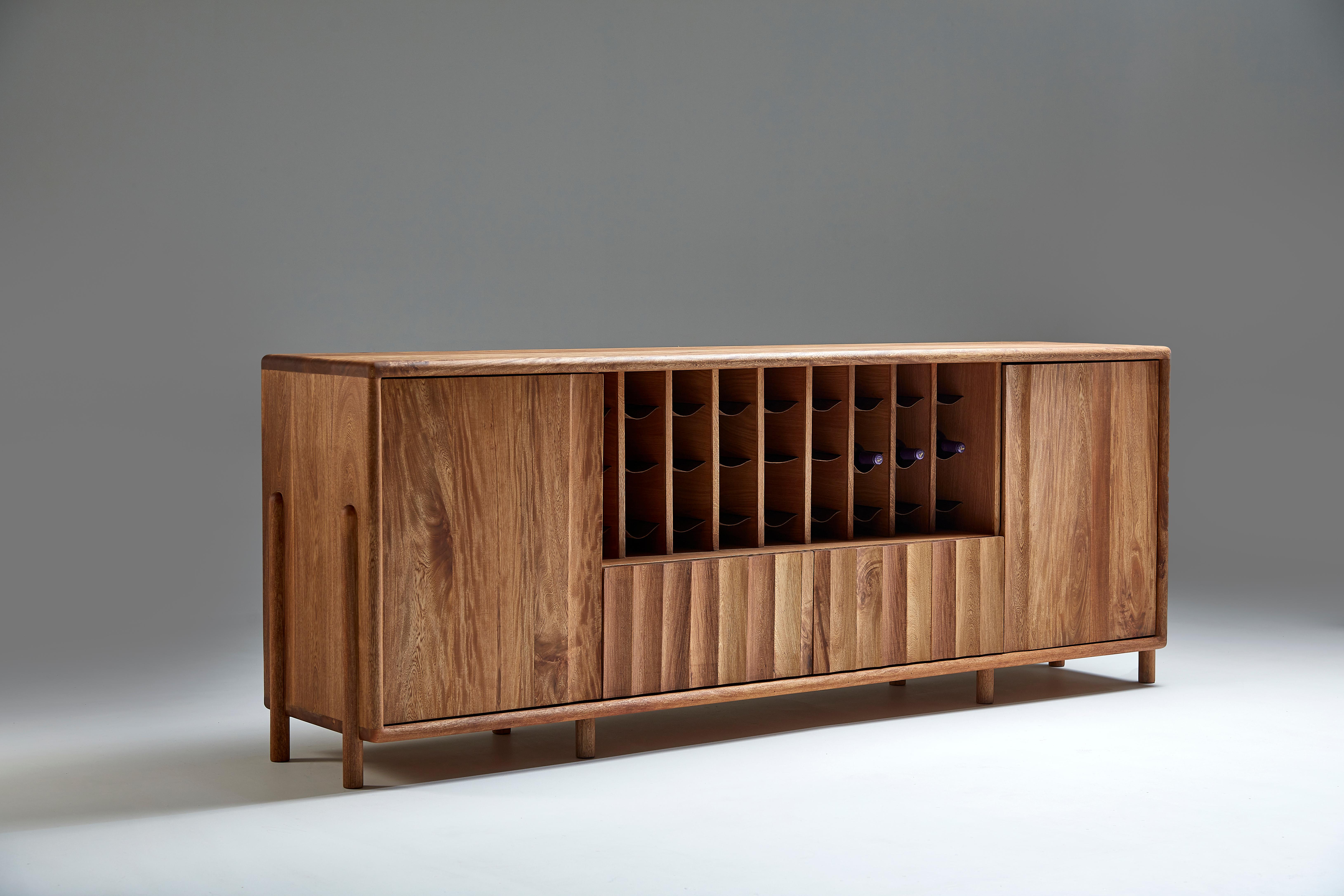 Vinoteca Salomón de palisandro macizo con estantes de piel by Kresta Studio
Dimensiones: P 90 x An 240 x Al 50 cm. 
Materiales: Palo de rosa y cuero.

Mueble para vino de palisandro macizo - 2 cajones y 2 puertas mecanizadas abatibles - Estantes