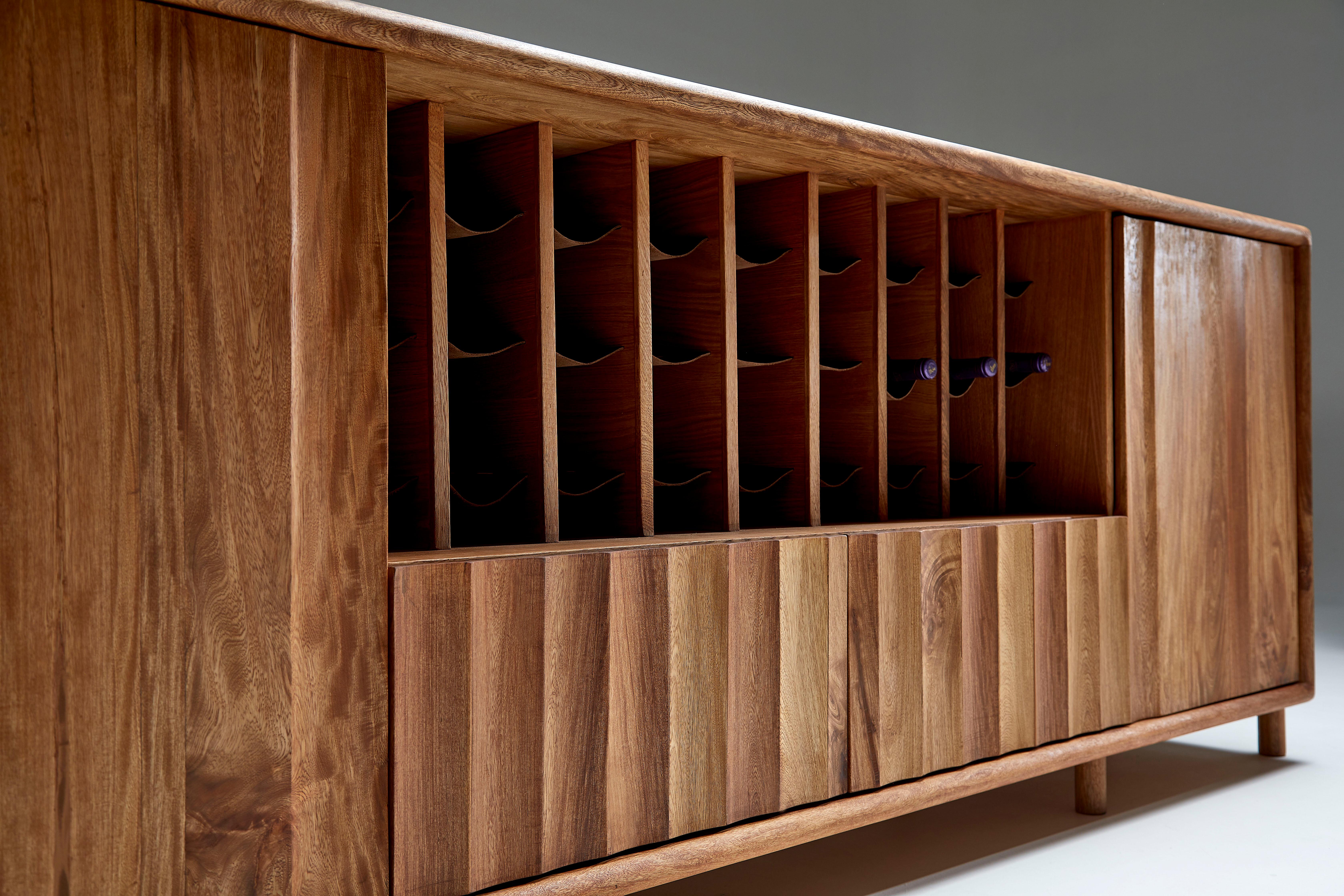 Vinoteca Salomón de palisandro macizo con estantes de piel by Kresta Studio Moderno en venta