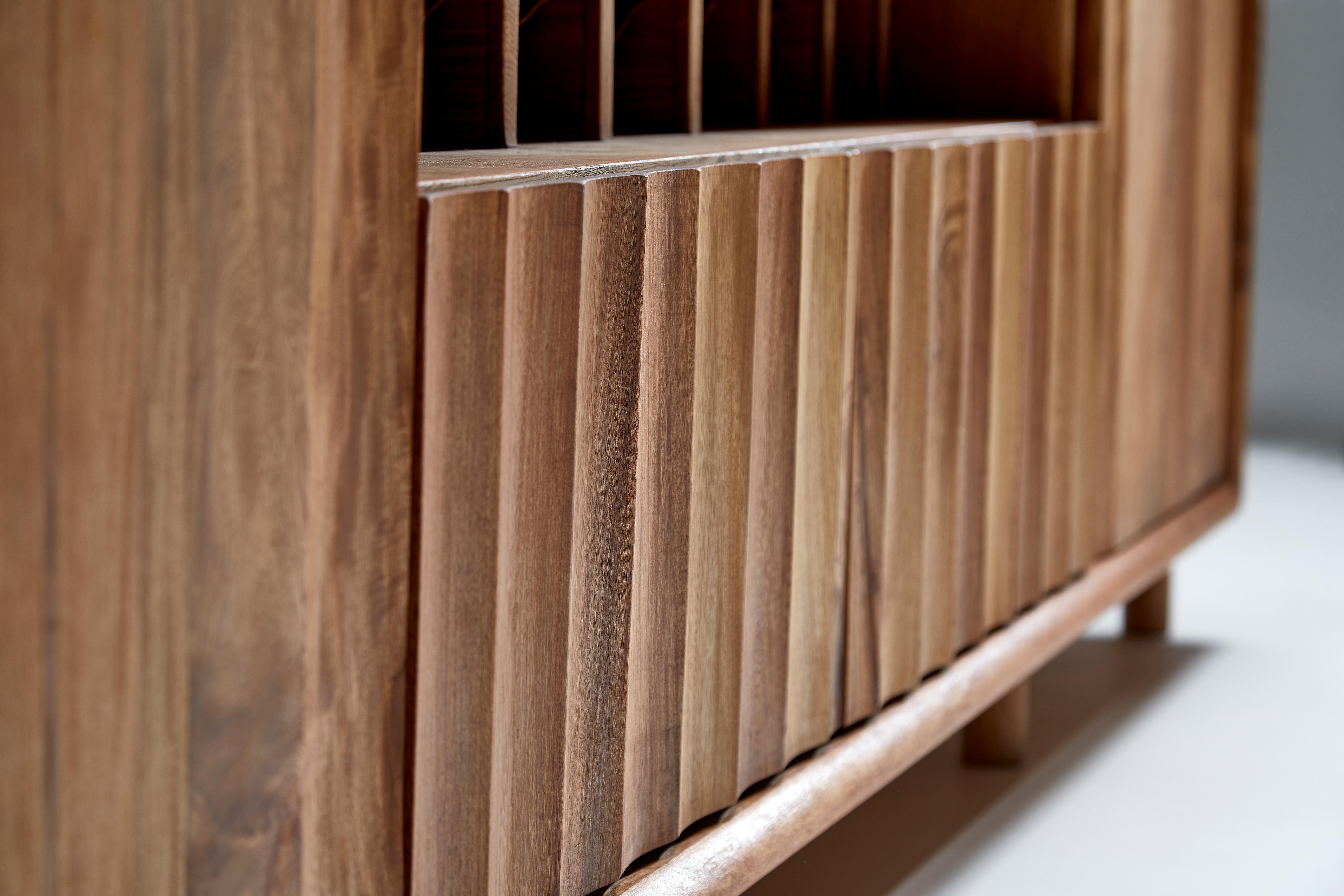 Vinoteca Salomón de palisandro macizo con estantes de piel by Kresta Studio Mexicano en venta