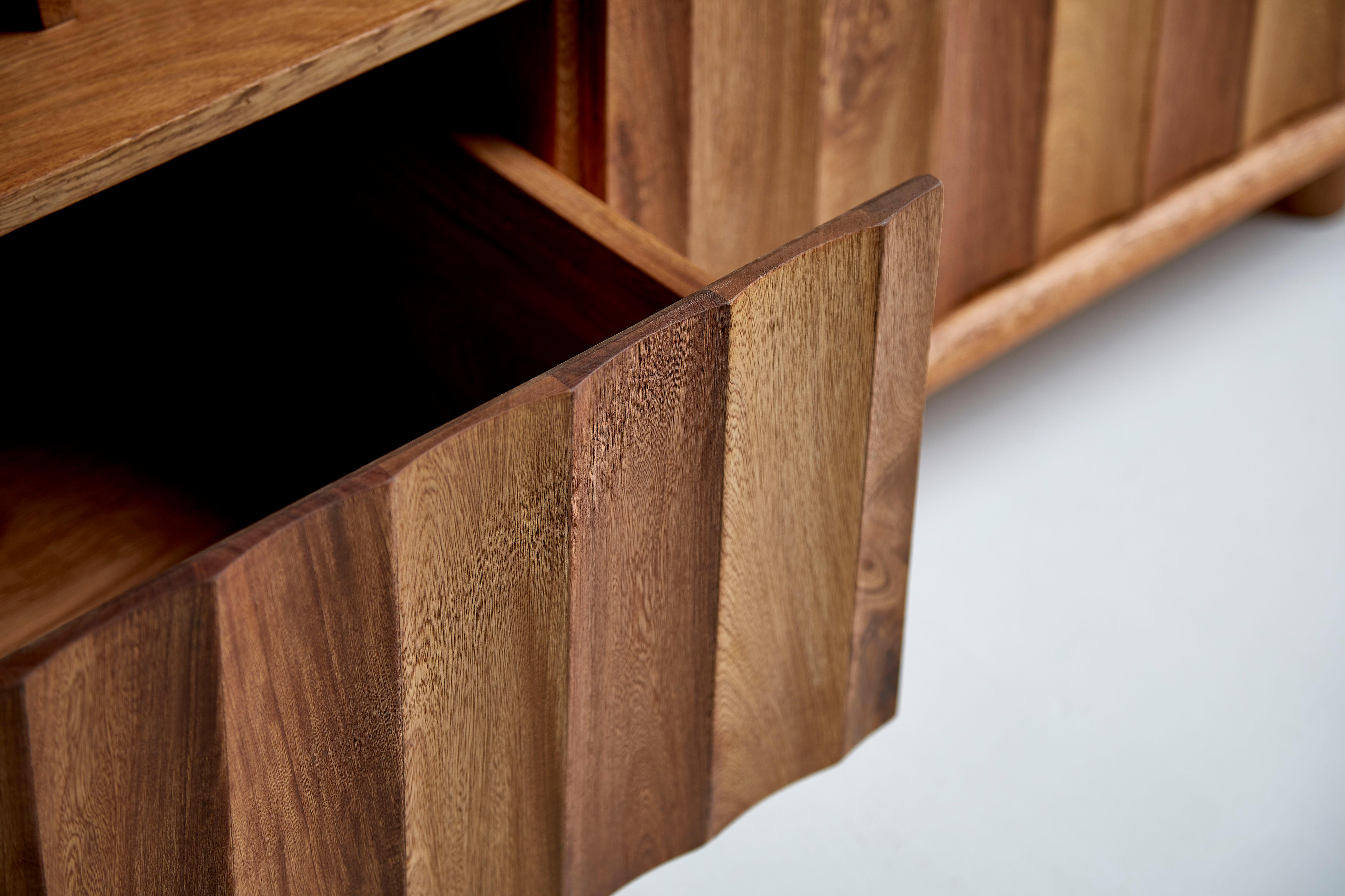 Vinoteca Salomón de palisandro macizo con estantes de piel by Kresta Studio Otro en venta