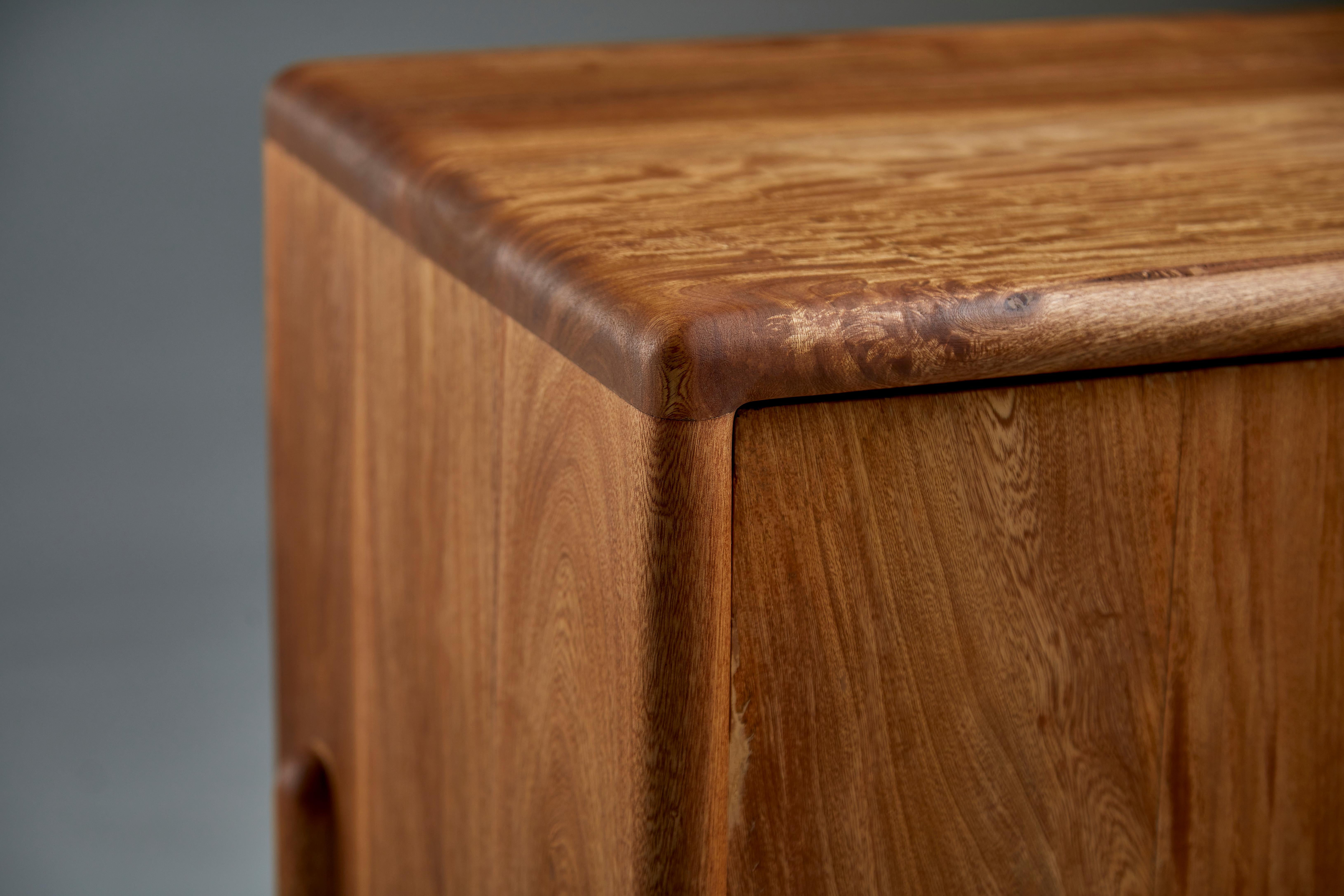 Vinoteca Salomón de palisandro macizo con estantes de piel by Kresta Studio Madera en venta