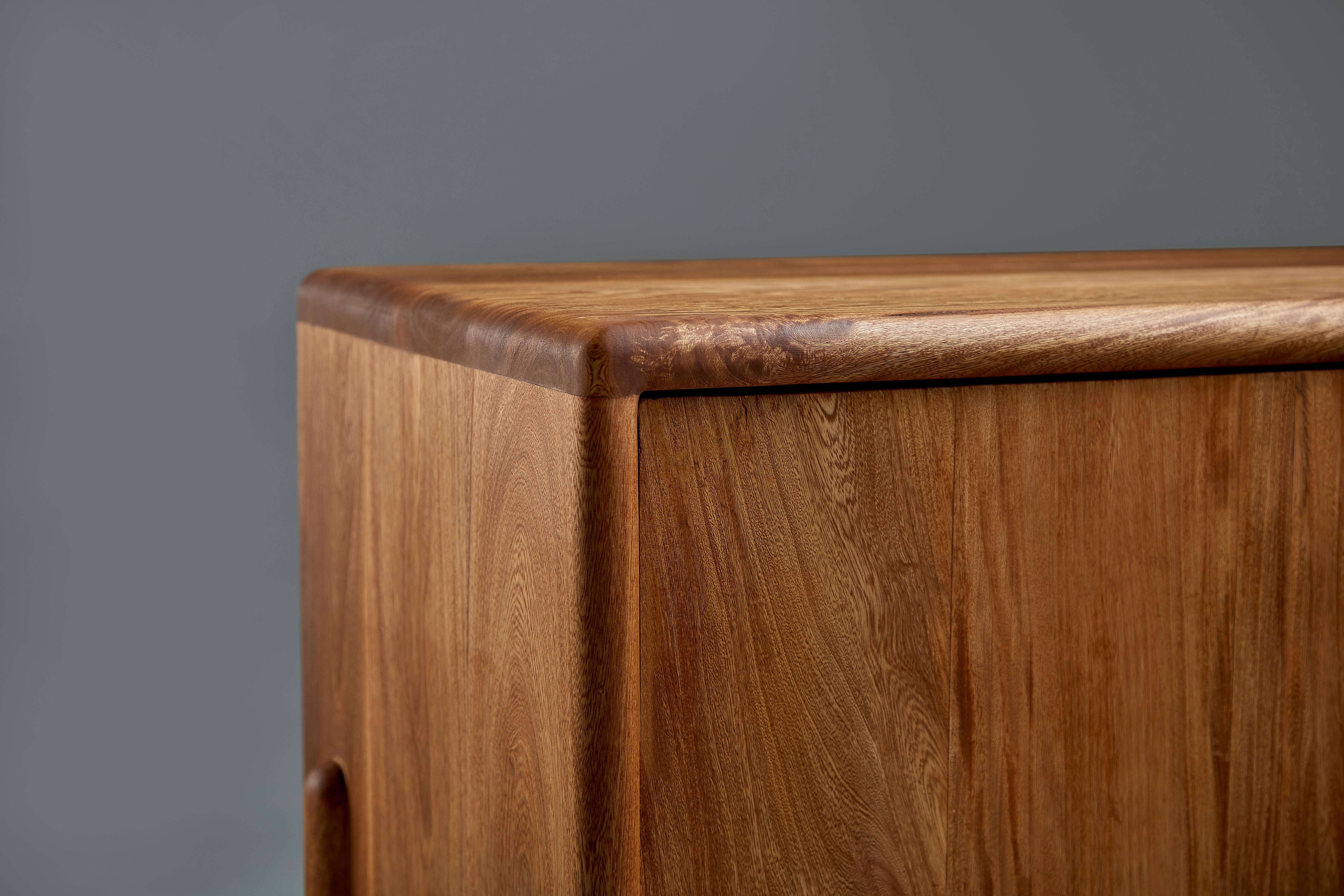 Vinoteca Salomón de palisandro macizo con estantes de piel by Kresta Studio en venta 1