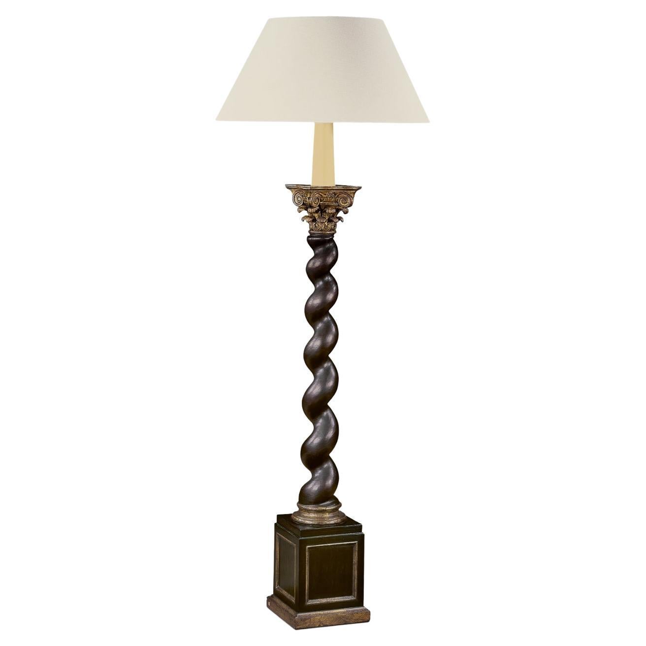 Lampe Salomonic Twist inspire par des colonnes avec tige torsade et chapiteau corinthien en vente