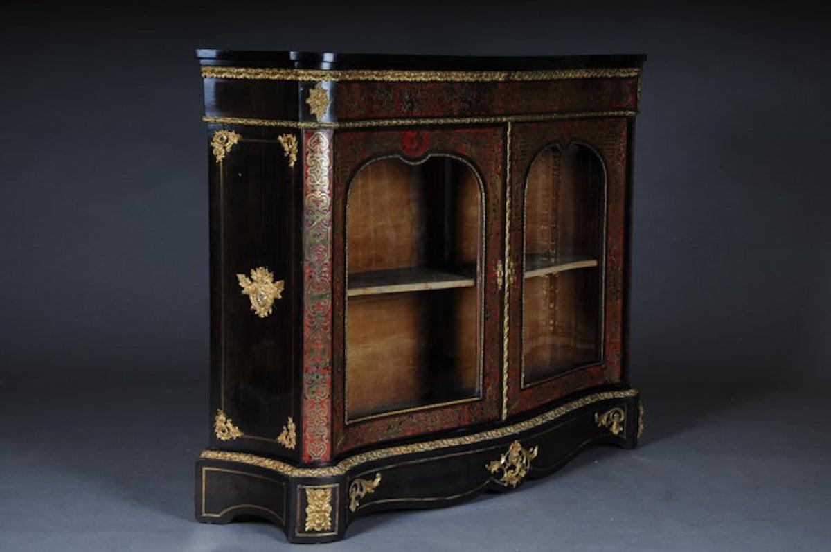 Salon Boulle Kommode Napoleon III Paris um 1850-1880

Rechteckiger und gebogener Körper.
Meuble d'appui boulle / Kommode Napoleon III Paris um 1850-1880
Die hochwertige, ziselierte, feuervergoldete Bronze ist unverwechselbar und von außergewöhnlich