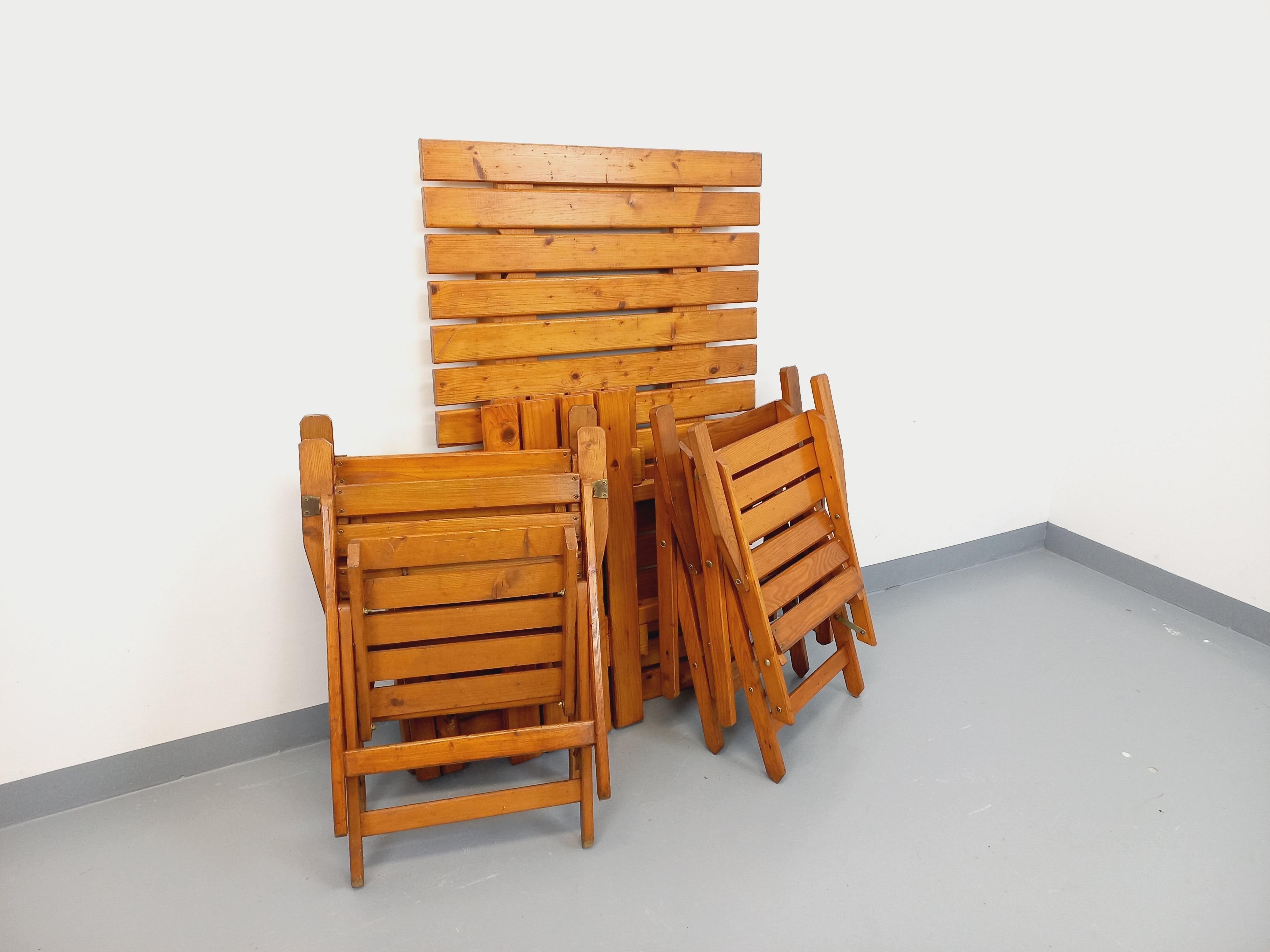 Salon de jardin vintage composé d'une table avec rallonges et de 4 fauteuil bois en vente 3