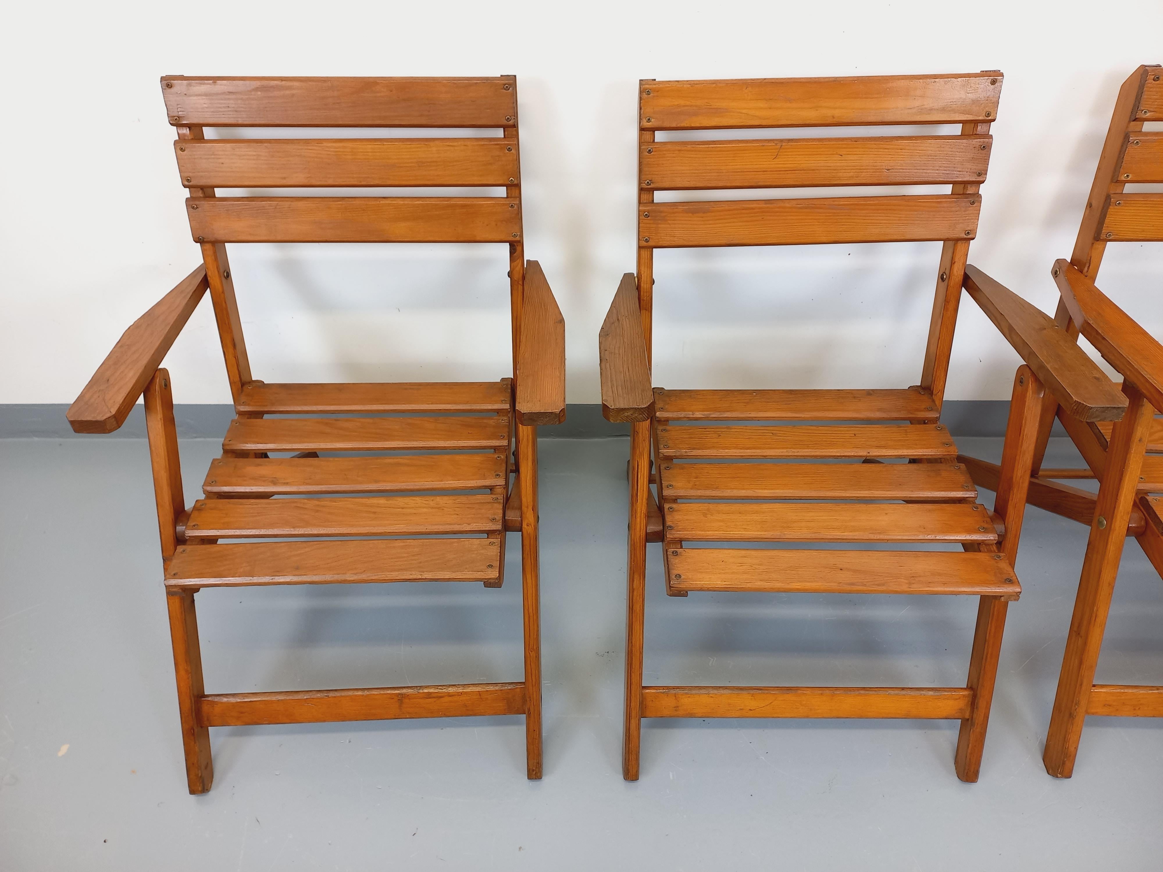 Salon de jardin vintage composé d'une table avec rallonges et de 4 fauteuil bois en vente 4