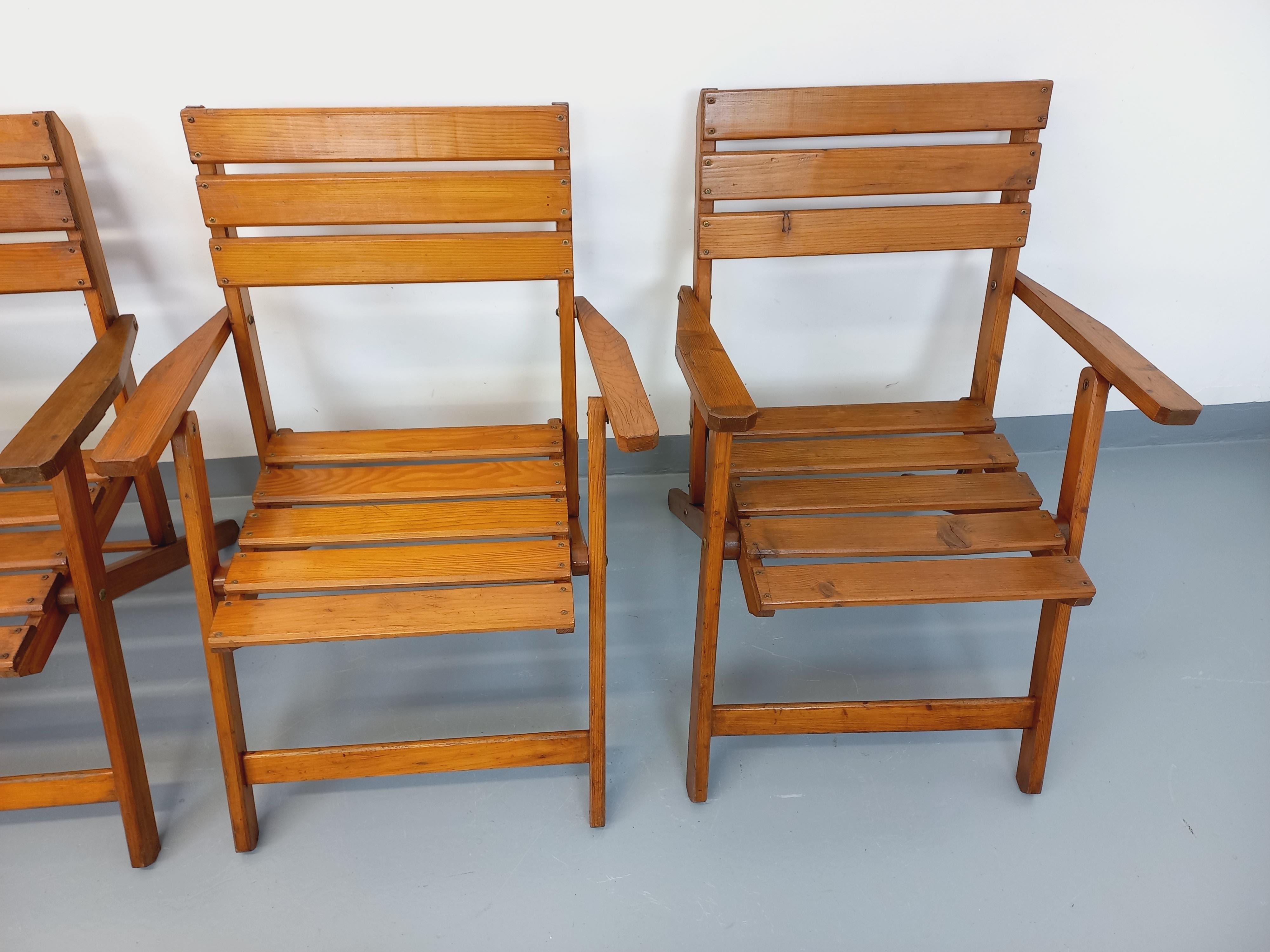 Salon de jardin vintage composé d'une table avec rallonges et de 4 fauteuil bois en vente 5